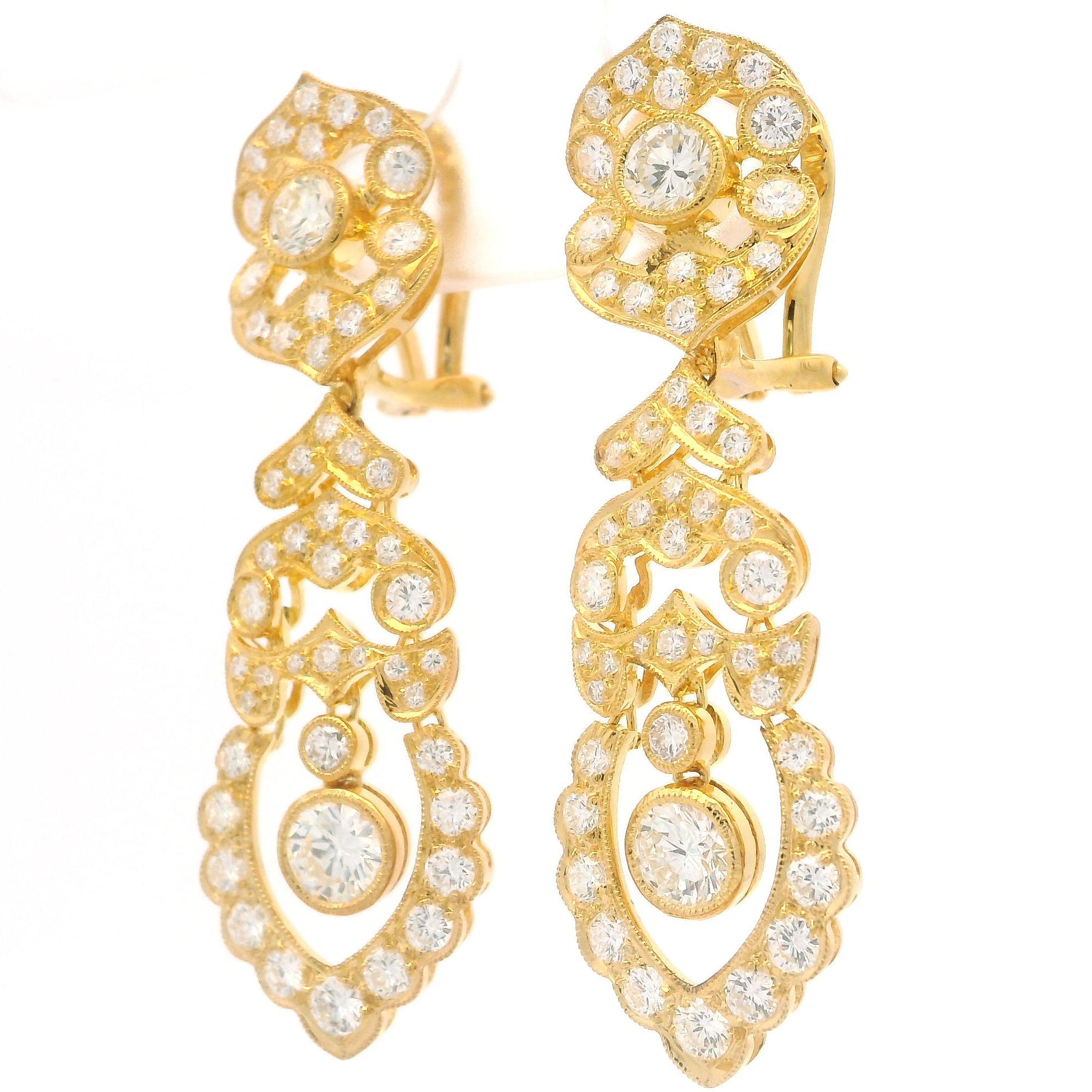 Elegance Boucles d'oreilles Omega en or jaune 18k 4.47ctw VVS E Diamond Dangle Drop Earrings en vente 3