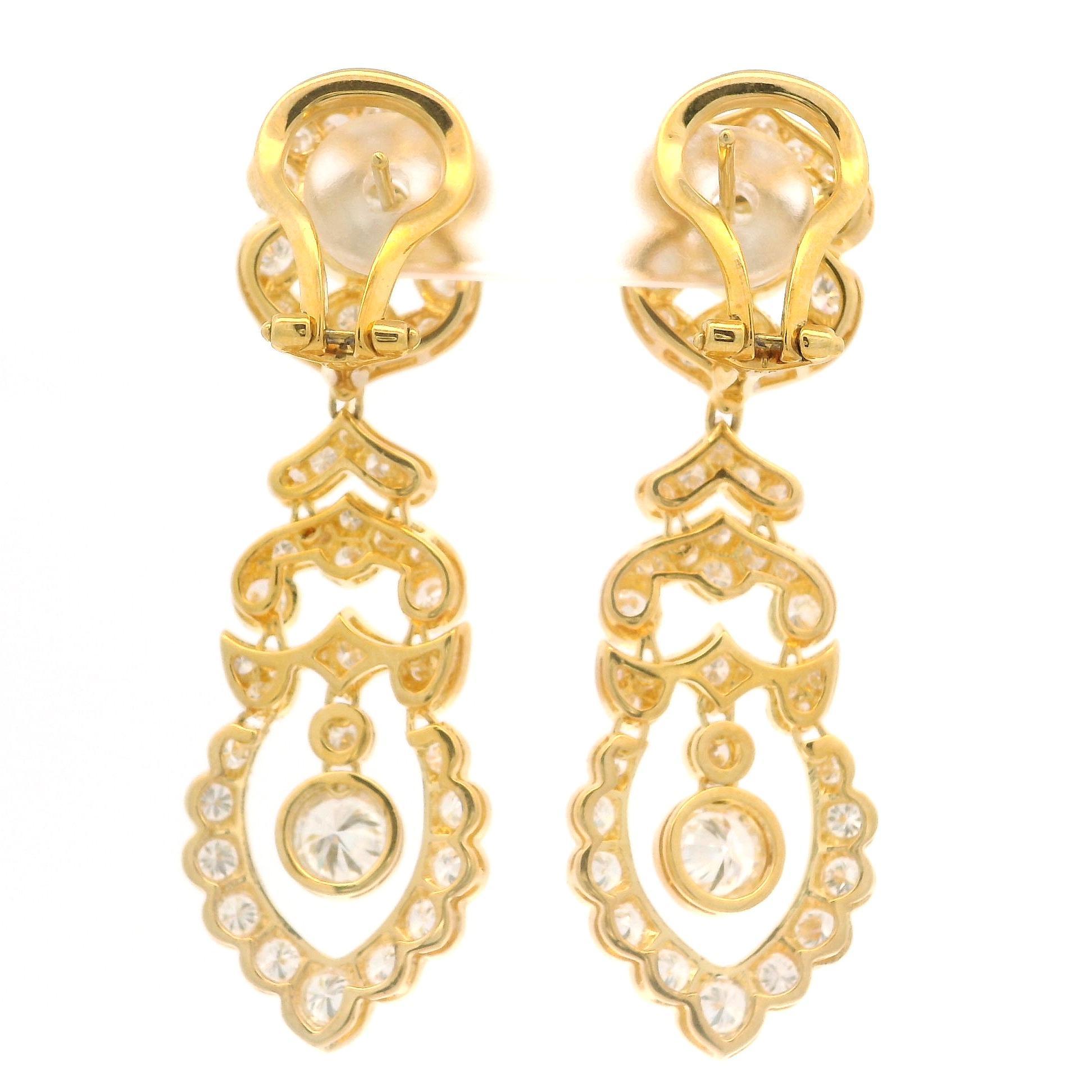 Elegance Boucles d'oreilles Omega en or jaune 18k 4.47ctw VVS E Diamond Dangle Drop Earrings en vente 4
