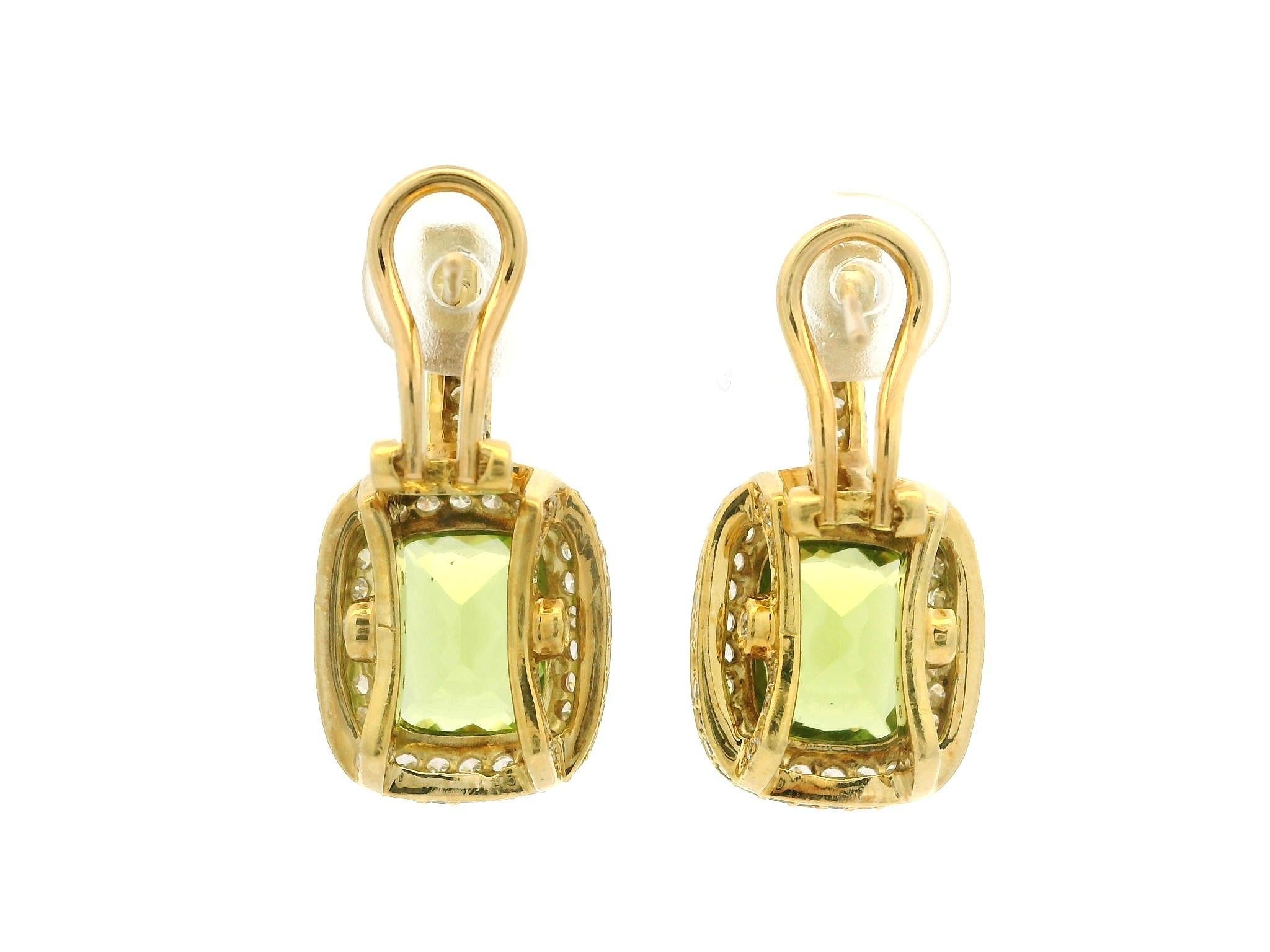 Élégant pendant d'oreilles Omega en or jaune 18 carats avec péridot coussin de 7 carats et diamants en vente 5