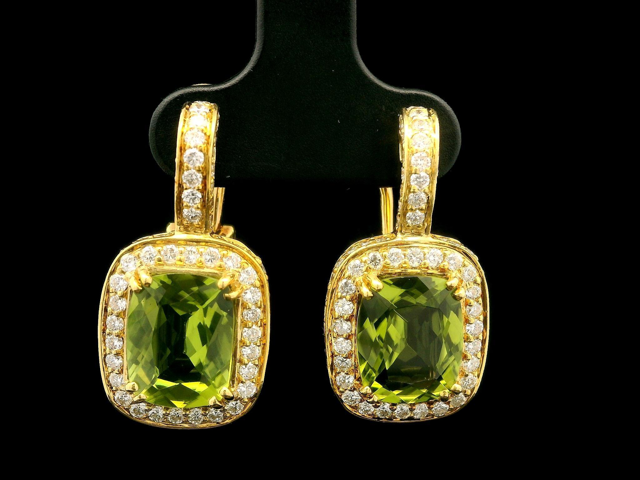 Élégant pendant d'oreilles Omega en or jaune 18 carats avec péridot coussin de 7 carats et diamants en vente 6