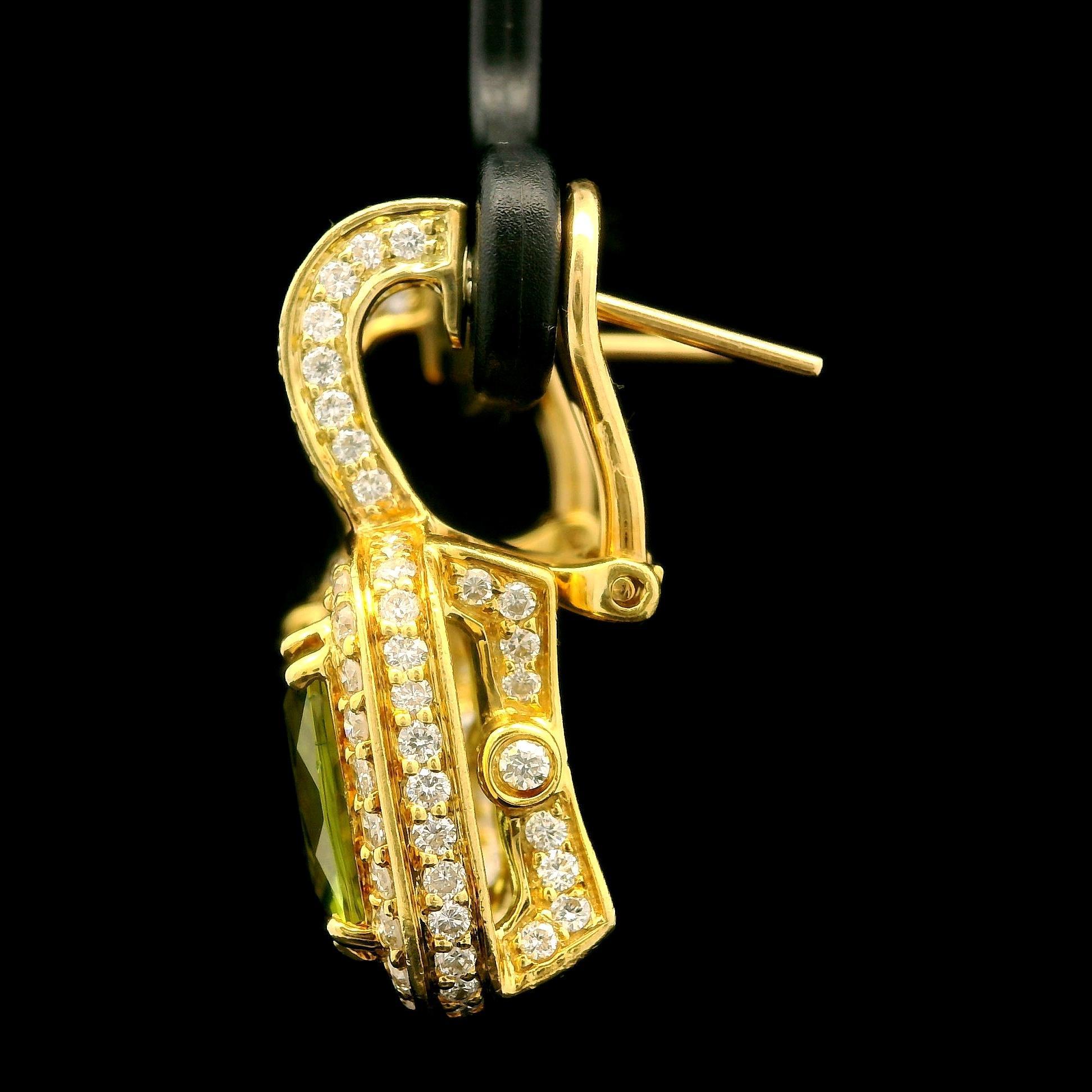 Taille coussin Élégant pendant d'oreilles Omega en or jaune 18 carats avec péridot coussin de 7 carats et diamants en vente