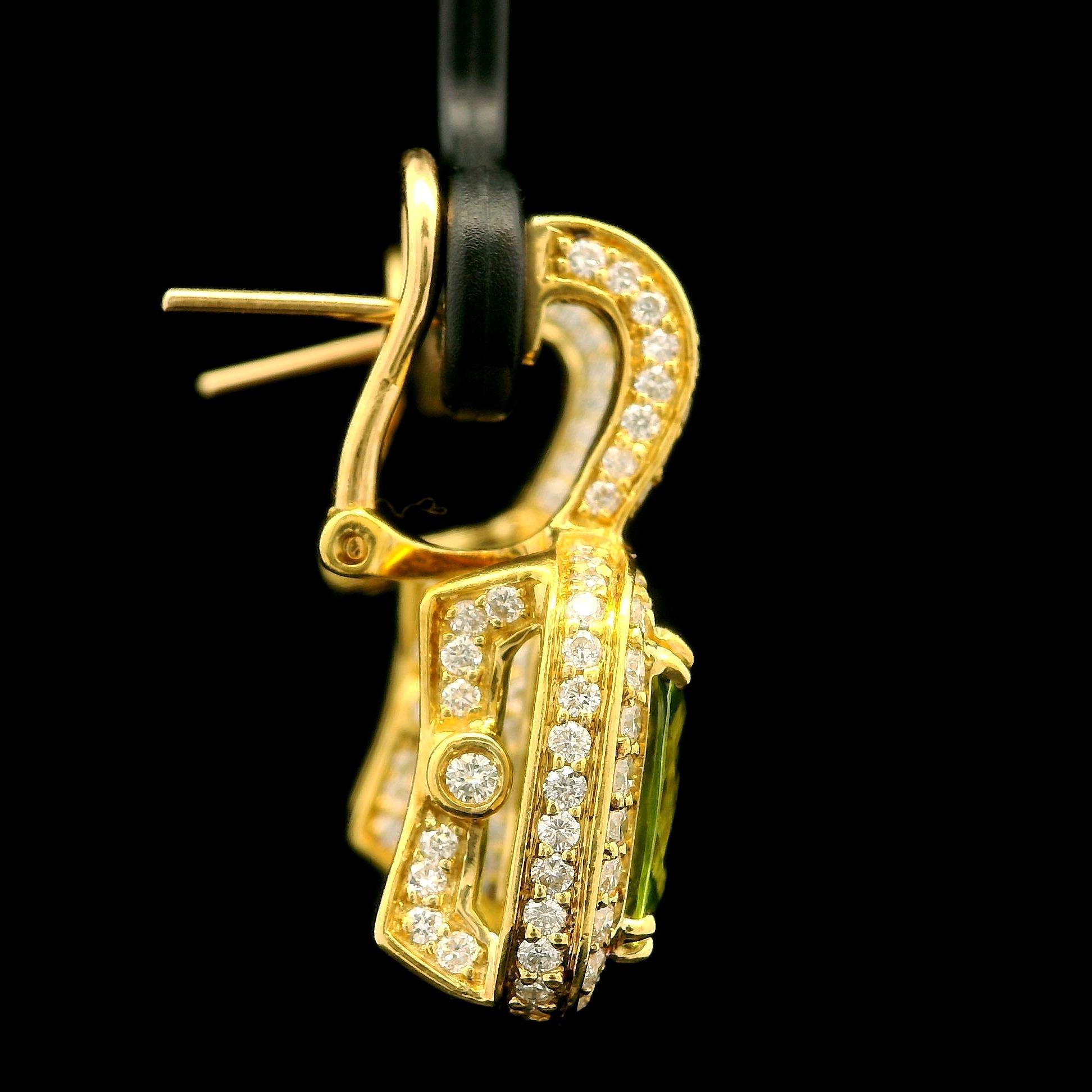 Élégant pendant d'oreilles Omega en or jaune 18 carats avec péridot coussin de 7 carats et diamants Excellent état - En vente à Montclair, NJ