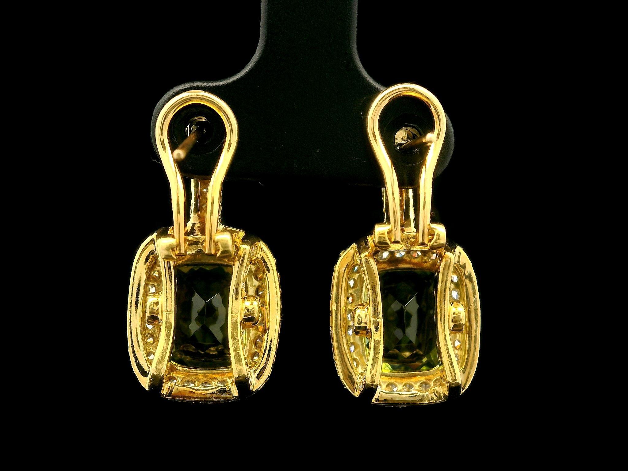 Élégant pendant d'oreilles Omega en or jaune 18 carats avec péridot coussin de 7 carats et diamants Pour femmes en vente