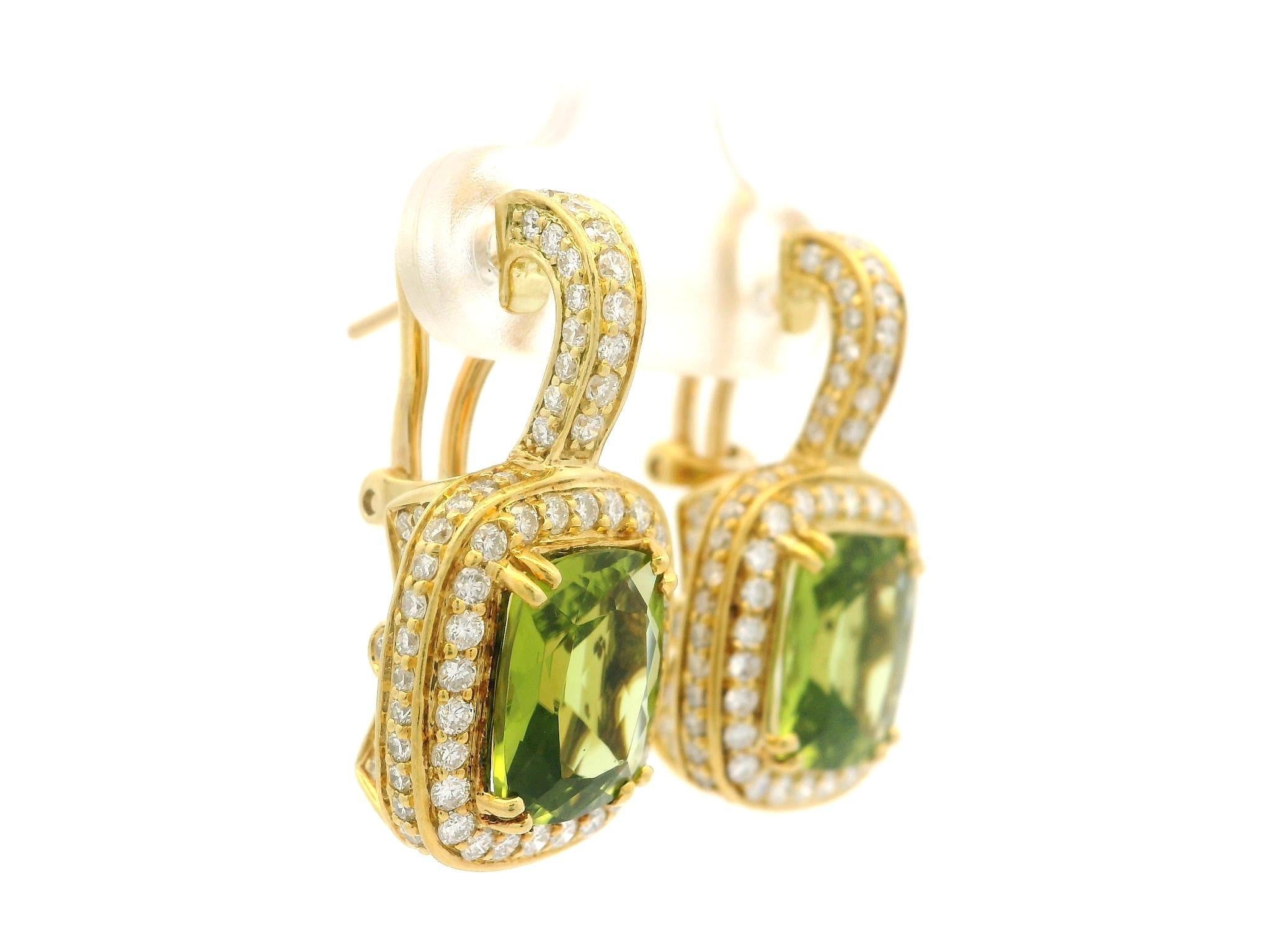 Élégant pendant d'oreilles Omega en or jaune 18 carats avec péridot coussin de 7 carats et diamants en vente 1