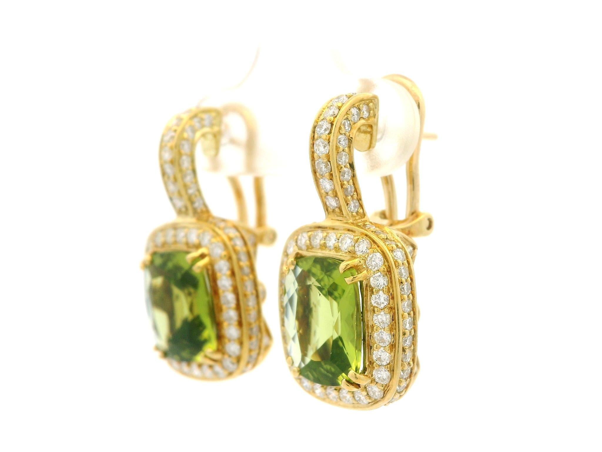 Élégant pendant d'oreilles Omega en or jaune 18 carats avec péridot coussin de 7 carats et diamants en vente 2