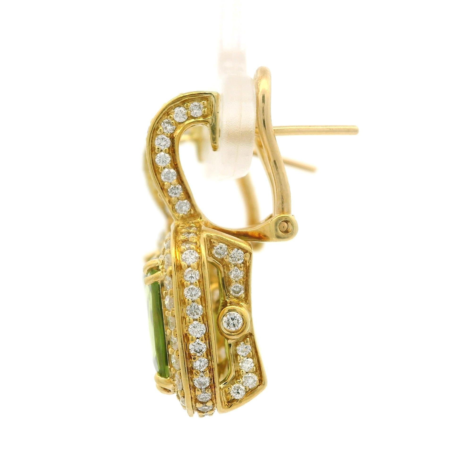 Élégant pendant d'oreilles Omega en or jaune 18 carats avec péridot coussin de 7 carats et diamants en vente 3
