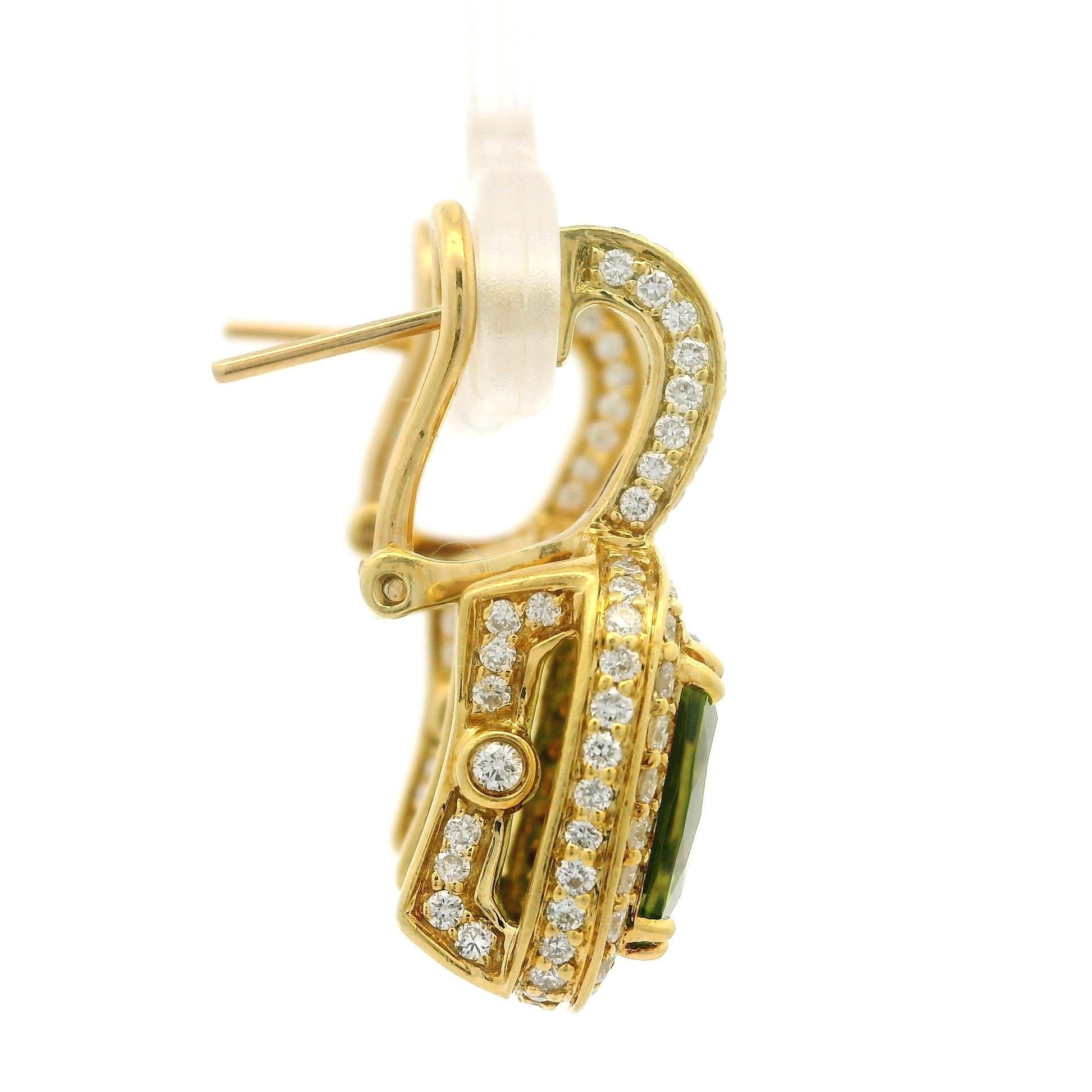 Élégant pendant d'oreilles Omega en or jaune 18 carats avec péridot coussin de 7 carats et diamants en vente 4