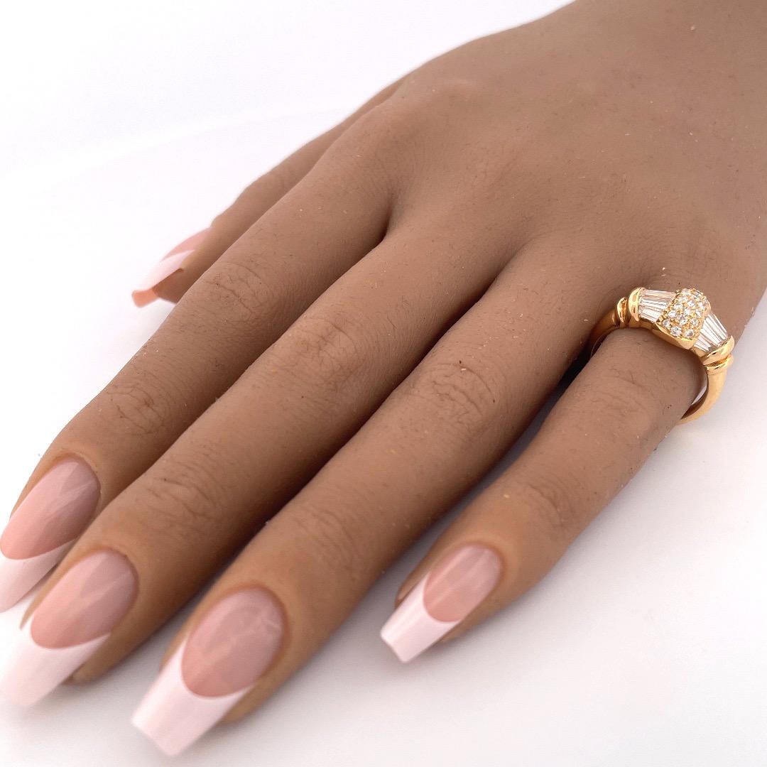 Women's or Men's Elegant 18k Yellow Gold Cluster Diamond Ring For Sale