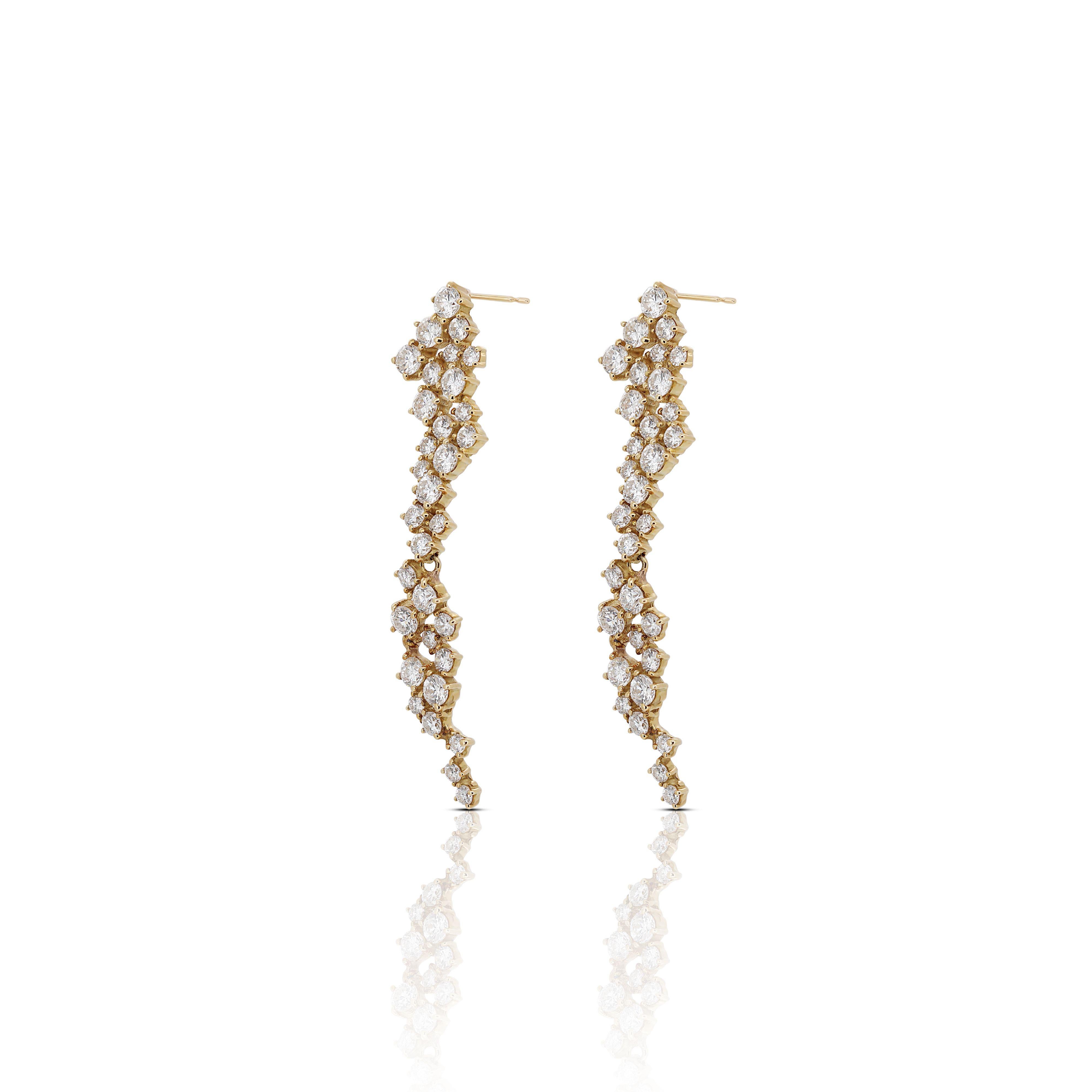 Elegant 18k Yellow Gold Drop Earrings with 1.60 Natural Round Diamonds, NGI Cert In New Condition For Sale In רמת גן, IL