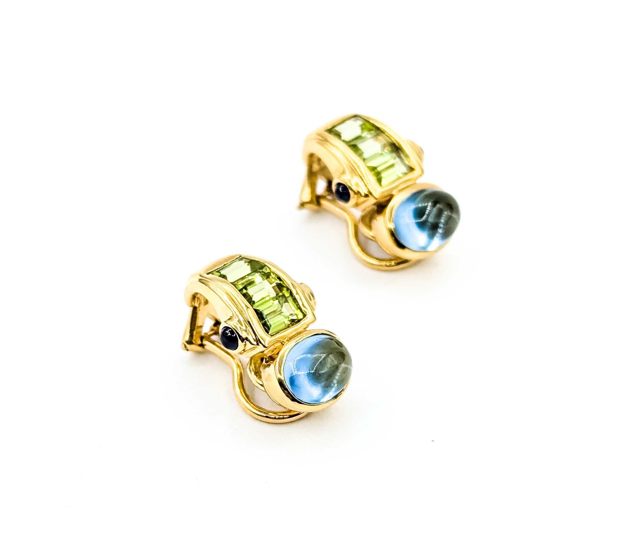 Estos llamativos pendientes están elaborados en lujoso oro amarillo de 18 quilates y engastados con vibrantes piedras preciosas para un aspecto atrevido y colorido. Cada pendiente tiene un peso total de 3,30 quilates de topacio azul suizo, que