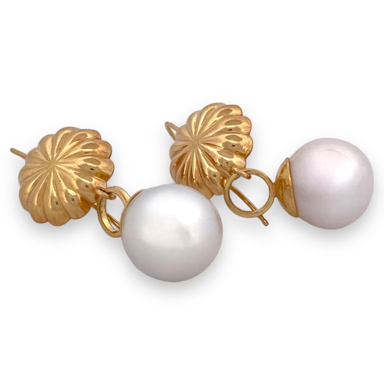 Discover timeless beauty with our 18k Yellow Gold Floral Pearl Dangle Earrings, weighing 14.7 grams. Elevate your style with these exquisite earrings, designed to captivate and impress. Crafted with precision, the lustrous pearls add a touch of