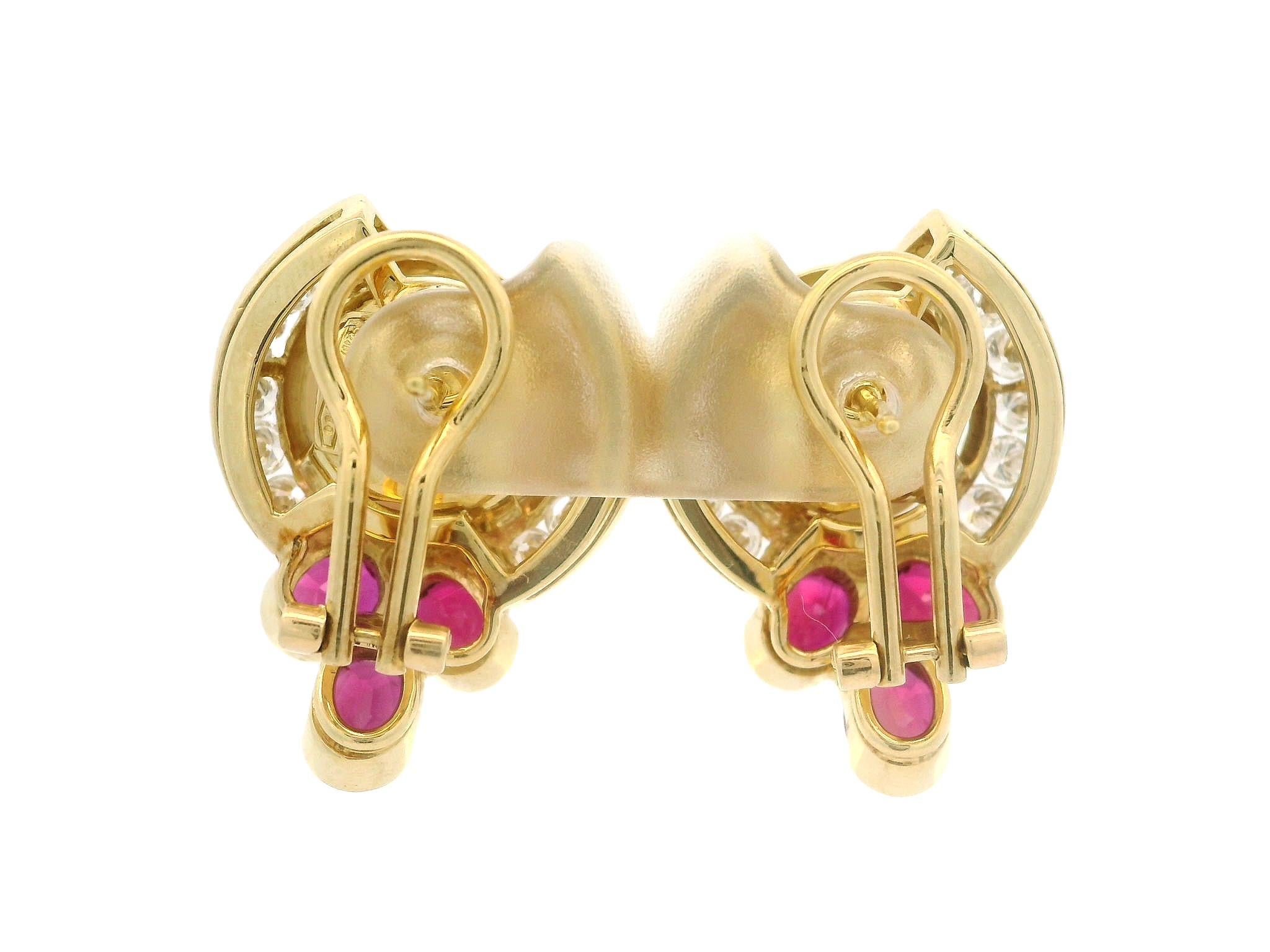 Elegante 18k Gelbgold GIA 12mm Perle 5,25ctw Rubin & Diamant Omega Ohrringe im Angebot 8