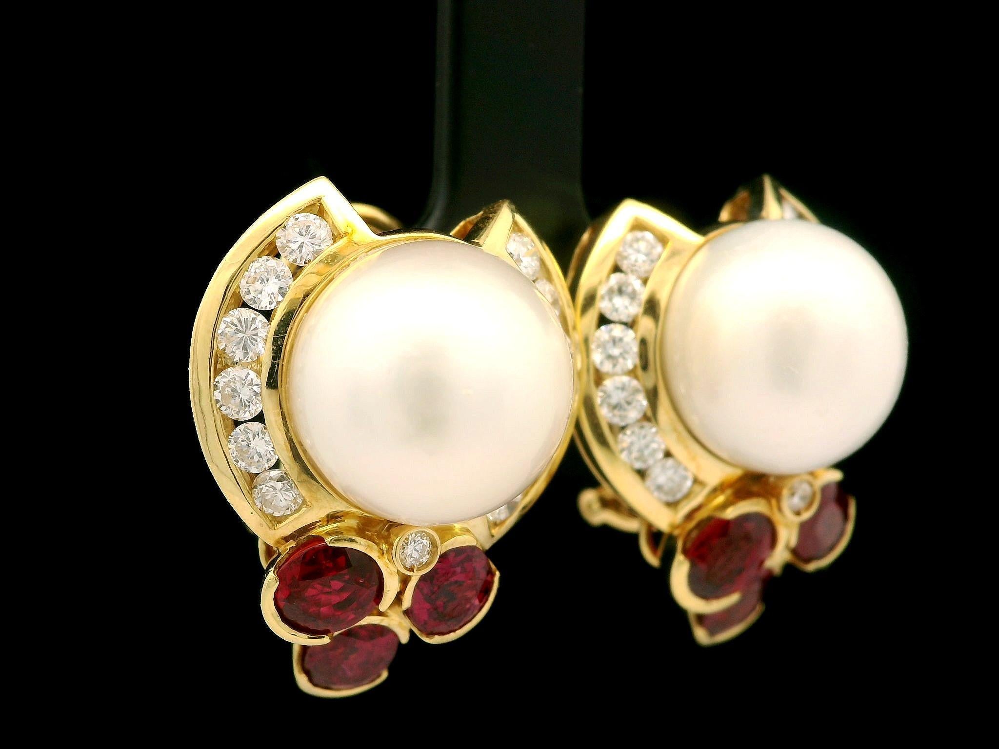 Elegante 18k Gelbgold GIA 12mm Perle 5,25ctw Rubin & Diamant Omega Ohrringe im Zustand „Hervorragend“ im Angebot in Montclair, NJ