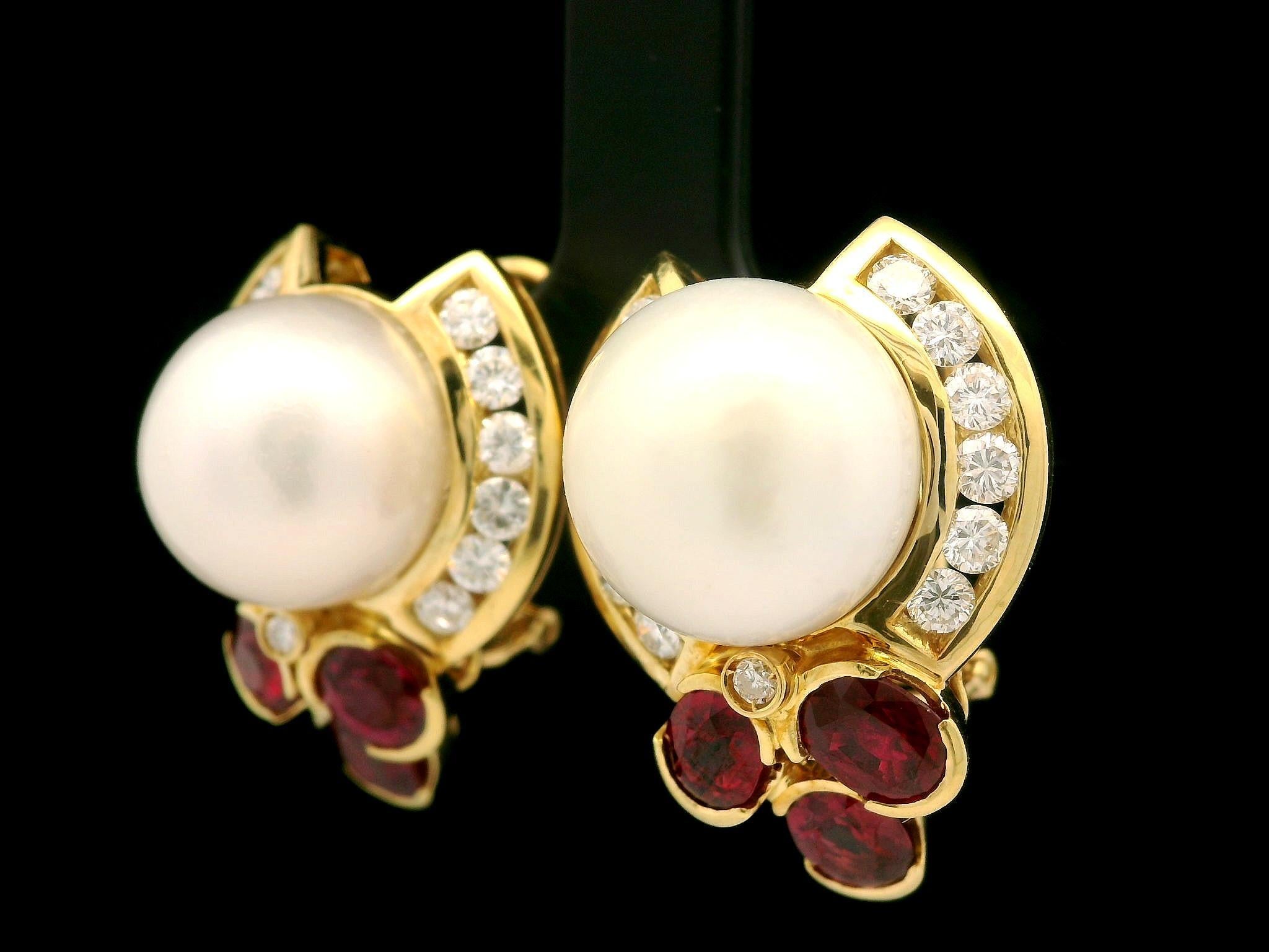 Elegante 18k Gelbgold GIA 12mm Perle 5,25ctw Rubin & Diamant Omega Ohrringe Damen im Angebot