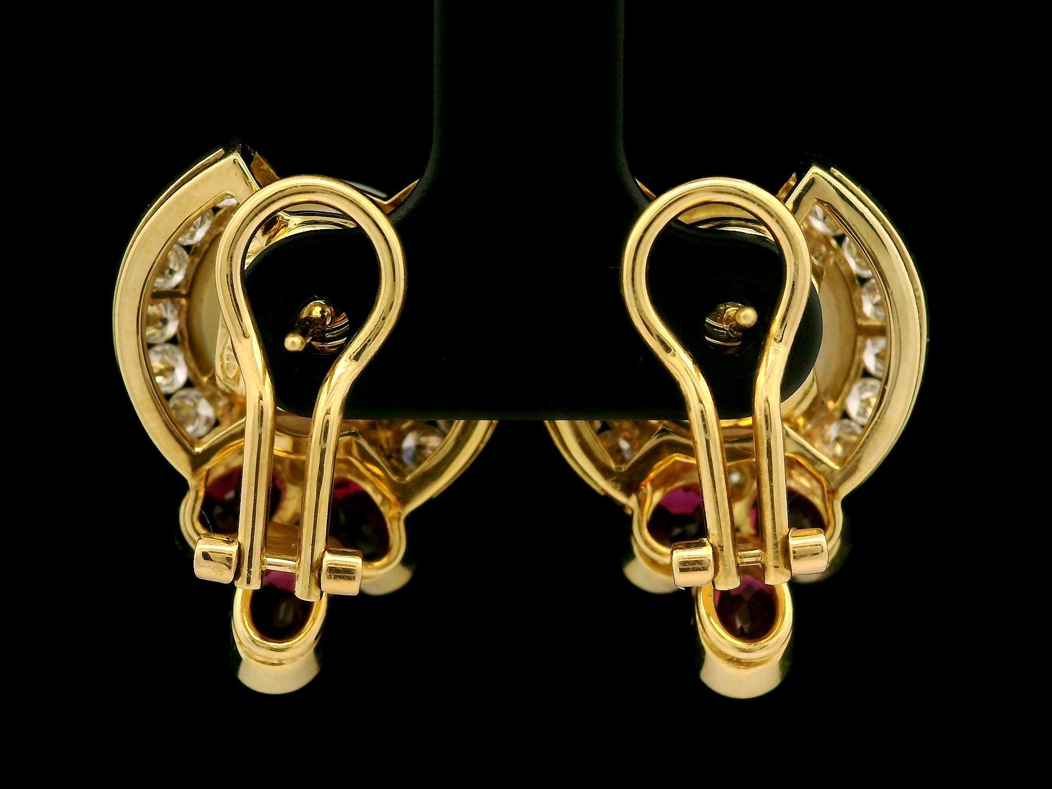 Elegante 18k Gelbgold GIA 12mm Perle 5,25ctw Rubin & Diamant Omega Ohrringe im Angebot 2