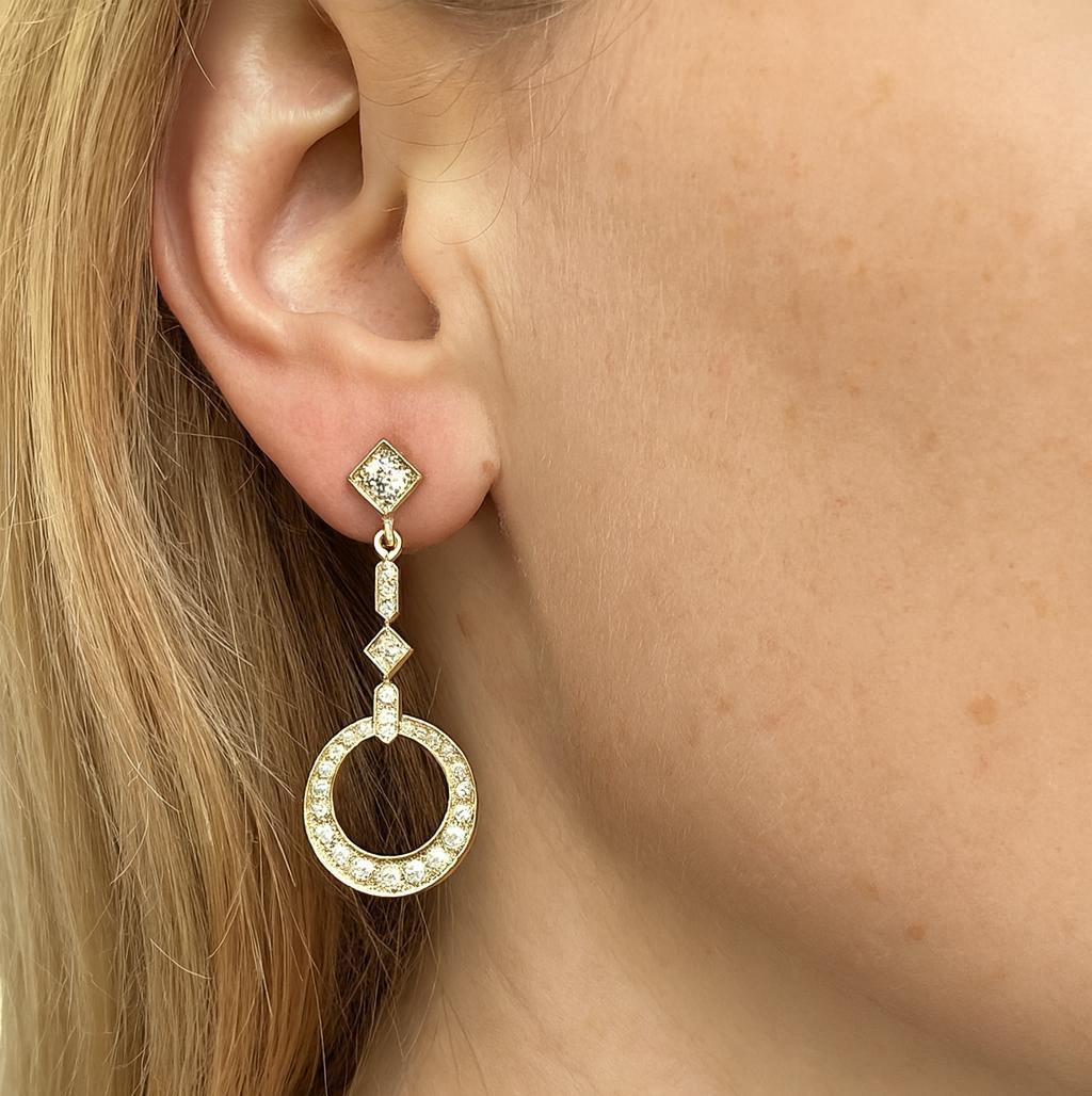 Elegant 18k Yellow Gold High Quality 1ct Round Diamond Dangle Drop Earrings in vendita 5