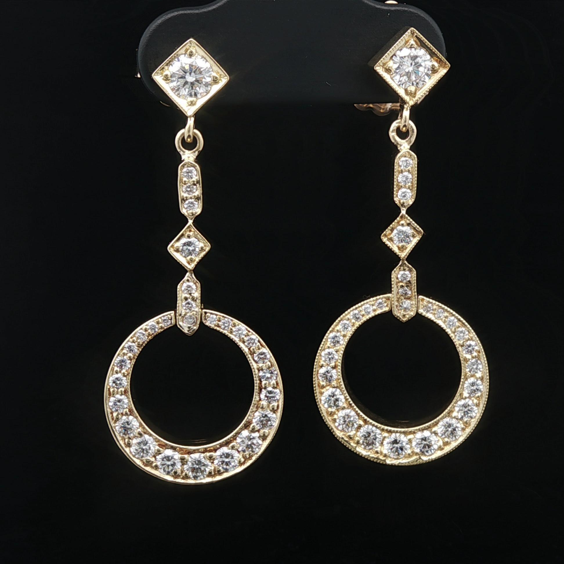 orecchio- Pietra(e):--
(2) Diamanti naturali autentici - Taglio tondo brillante - Incastonati - Colore G/H - Purezza VS1/VS2 - Alta qualità - 0,30ctw (circa)
(56) Diamanti naturali autentici - Taglio rotondo brillante - Incastonati - Colore G/H -