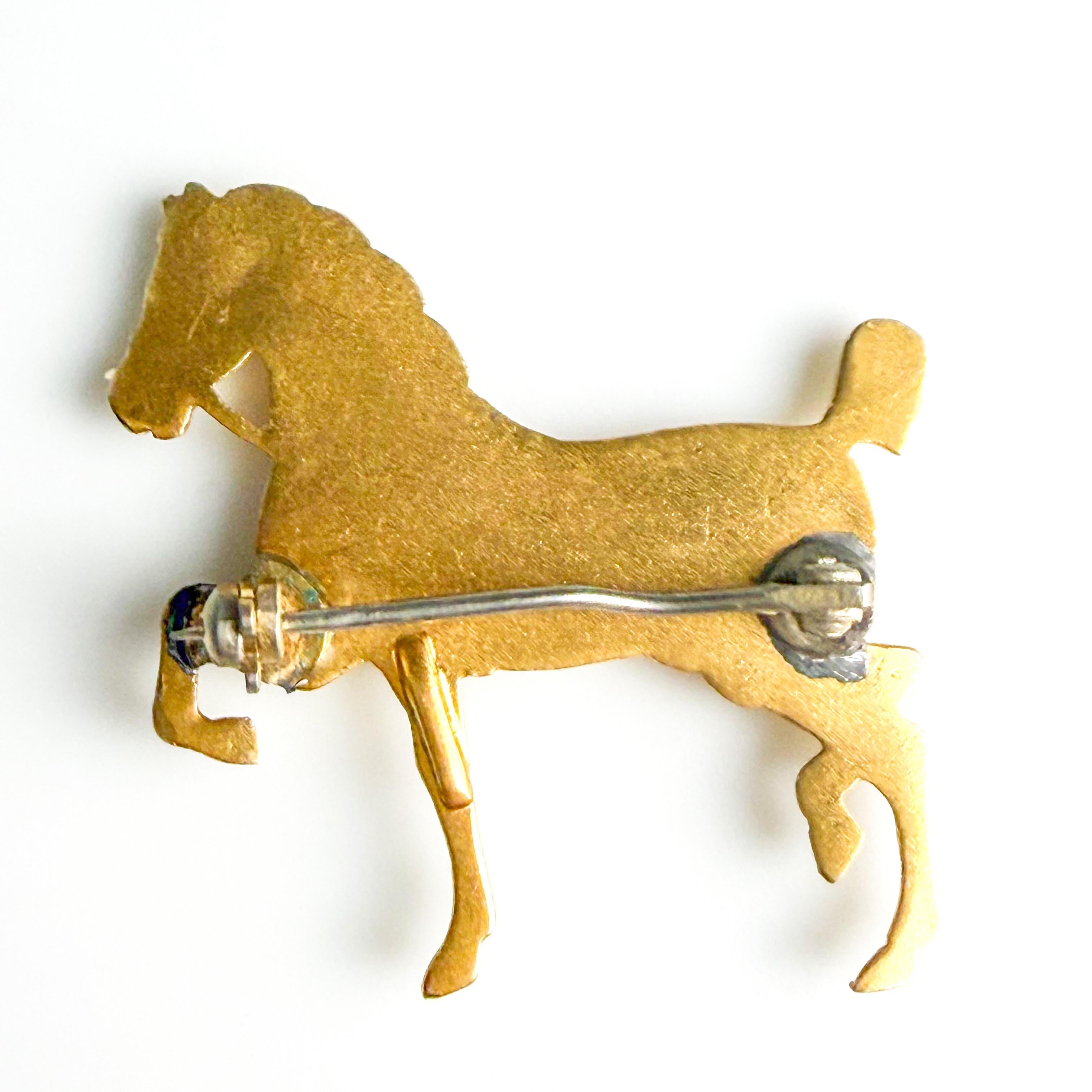 Elegante 18K Gelbgold Pferdebrosche mit Saatperlen und Rubin Akzent Mid Century im Angebot 5