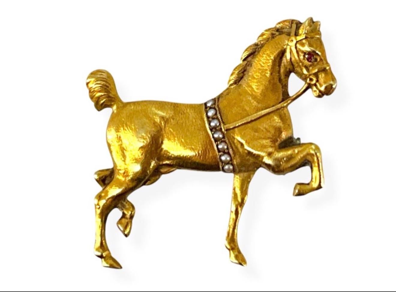 Elegante 18K Gelbgold Pferdebrosche mit Saatperlen und Rubin Akzent Mid Century im Angebot 6