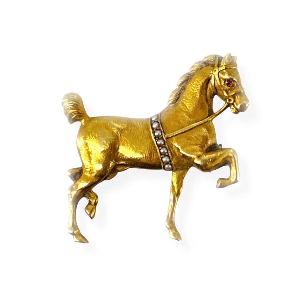 Elegante 18K Gelbgold Pferdebrosche mit Saatperlen und Rubin Akzent Mid Century (Rundschliff) im Angebot