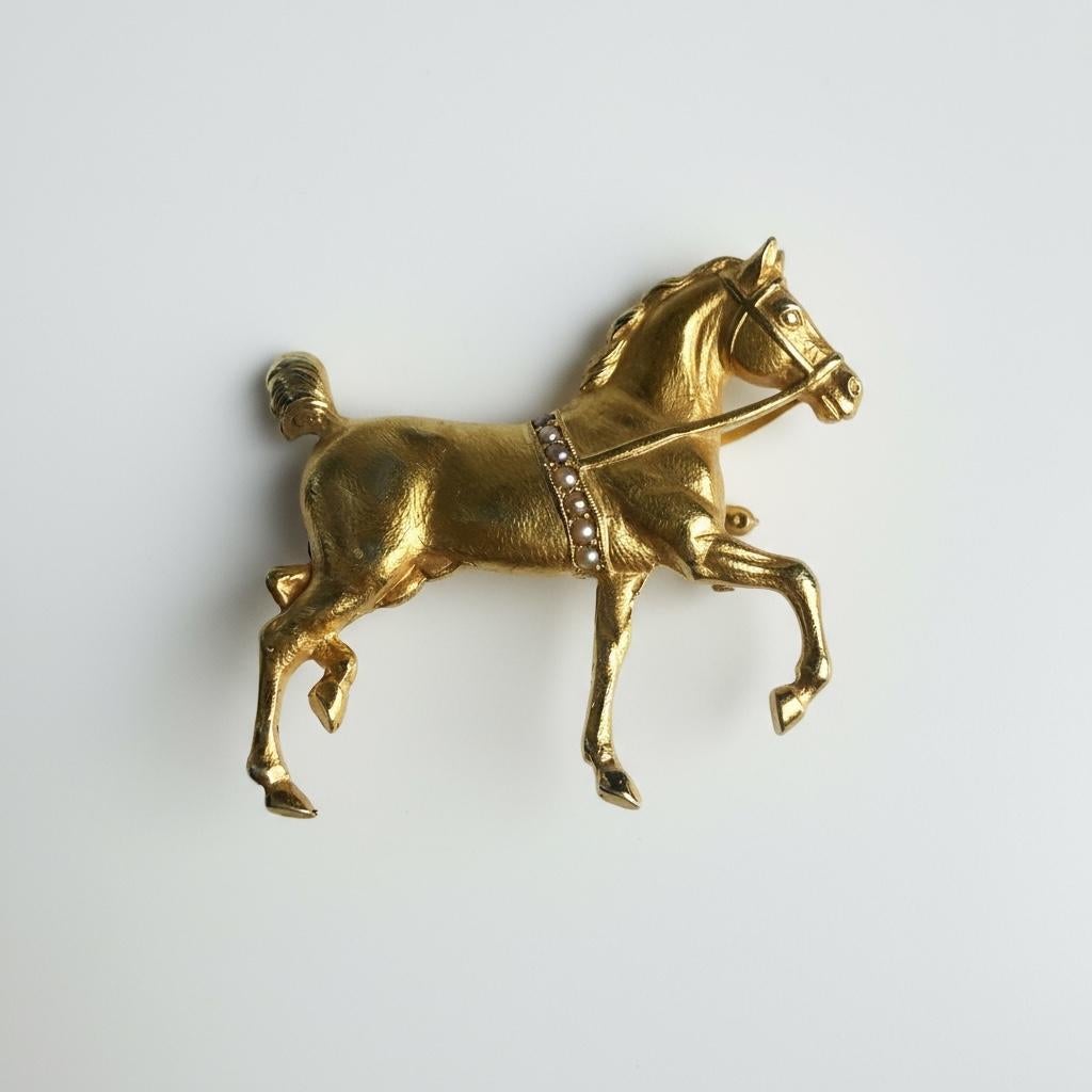Elegante 18K Gelbgold Pferdebrosche mit Saatperlen und Rubin Akzent Mid Century im Angebot 1