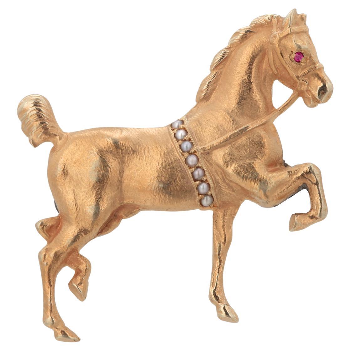 Elegante 18K Gelbgold Pferdebrosche mit Saatperlen und Rubin Akzent Mid Century im Angebot