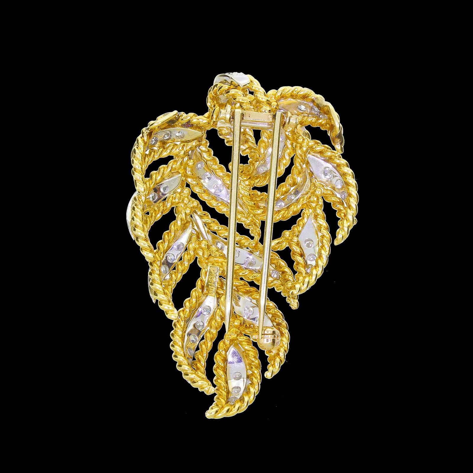 Elegant 18k Yellow Gold Large 2.50 Carat Pave Diamond Leaf Design Clip Brooch In Excellent Condition In Lauderdale by the Sea, FL