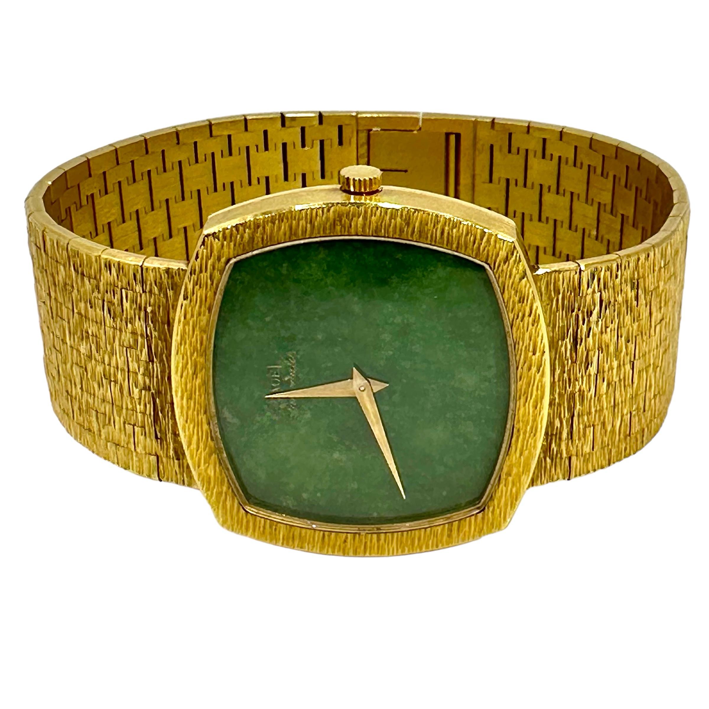 Eine elegante Uhr von Piaget aus 18 Karat Gelbgold mit einem Zifferblatt aus tiefem Spinat-Jade. Mit einem kissenförmigen Gehäuse von 30 mm. Mit dem für Piaget typischen superschlanken Profil wirkt sie raffiniert und elegant. Die Uhr und das