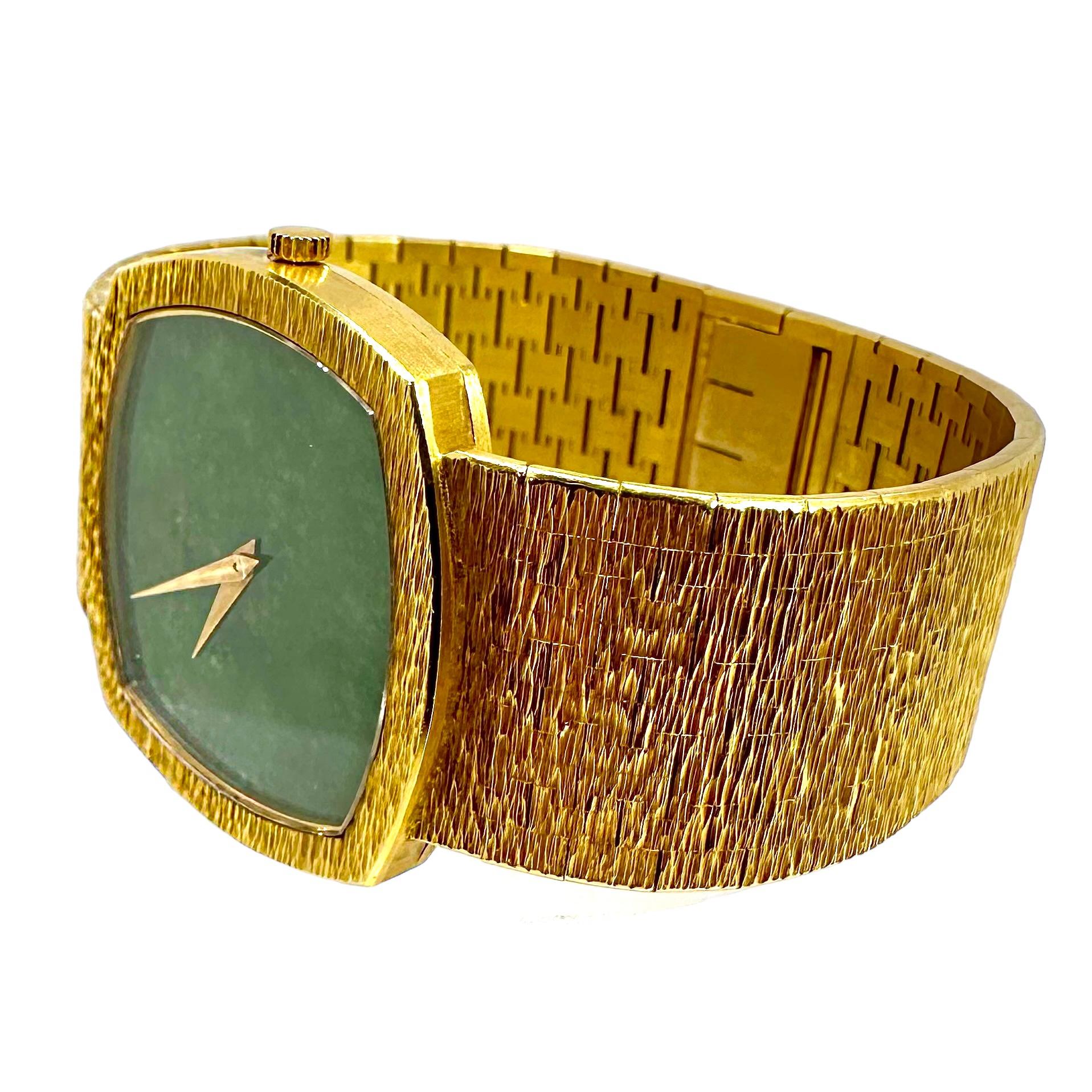 Piaget Uhr aus 18 Karat Gelbgold mit 30 mm geschliffenem, kissenförmigem Jade-Zifferblatt (Moderne)