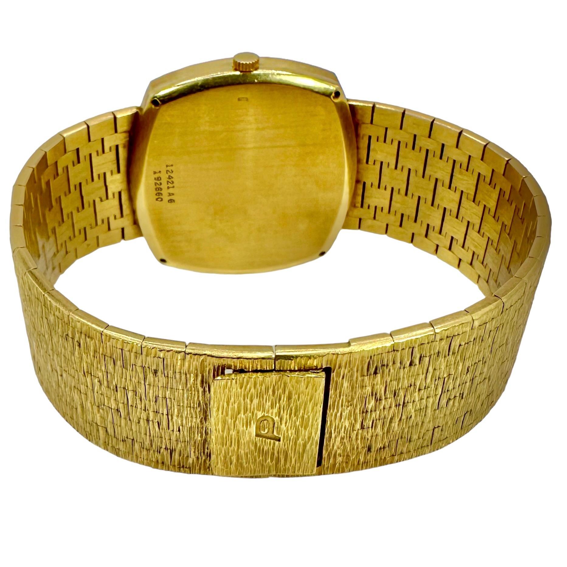 Piaget Uhr aus 18 Karat Gelbgold mit 30 mm geschliffenem, kissenförmigem Jade-Zifferblatt im Zustand „Gut“ in Palm Beach, FL