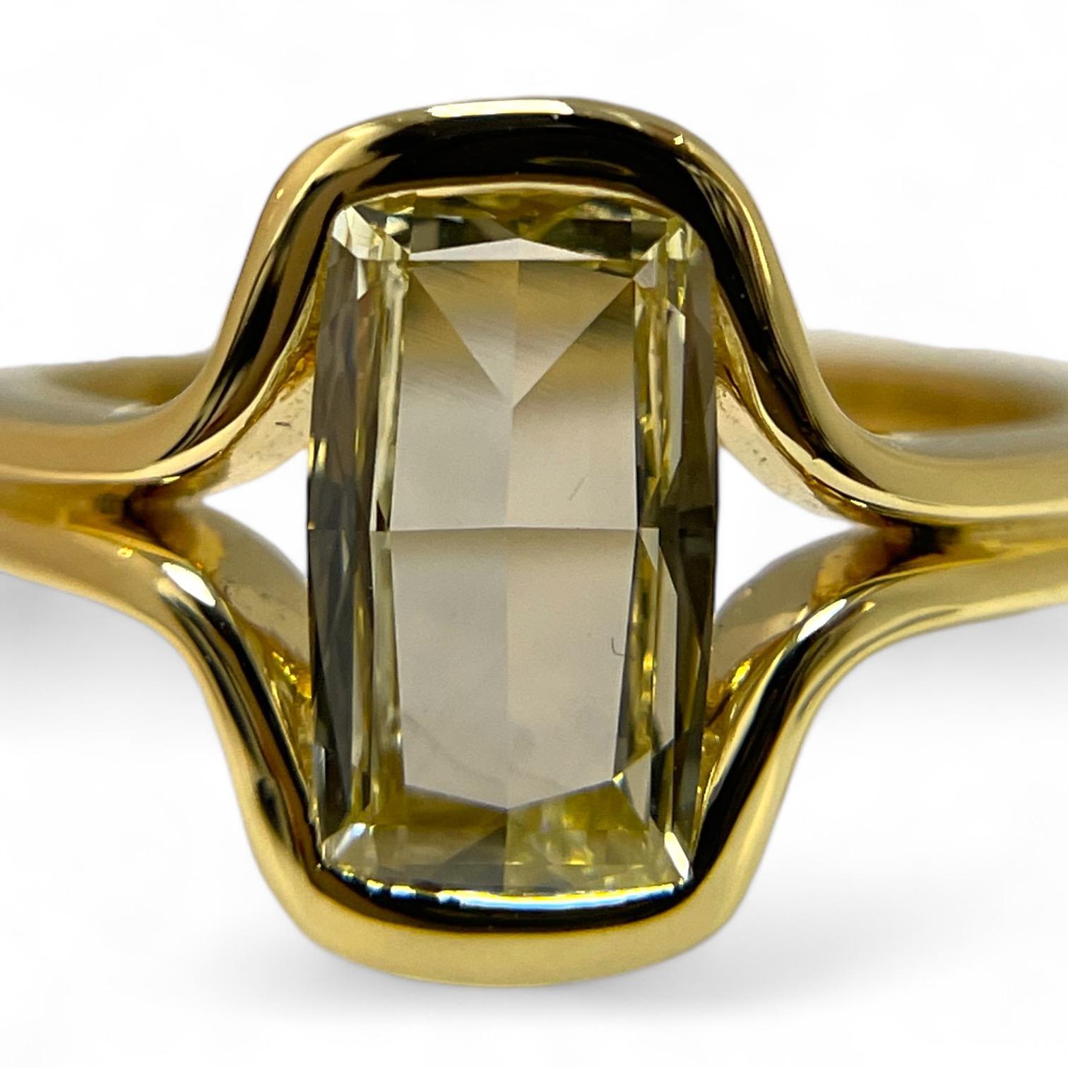 Modern 1.30 Carat GIA-Certified Cushion Natural Diamond V, VS1 18K Yellow Gold Ring For Sale