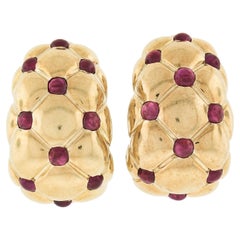 Élégantes boucles d'oreilles Omega en or jaune 18 carats avec cabochon rond en rubis