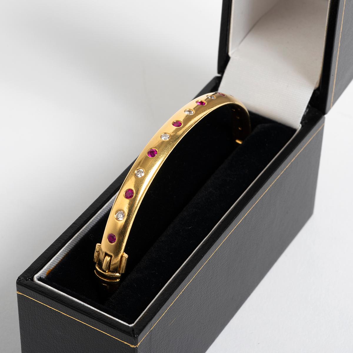 Elegant 18K Yellow Gold, Ruby & Diamond Bangle In Excellent Condition In Canterbury, GB