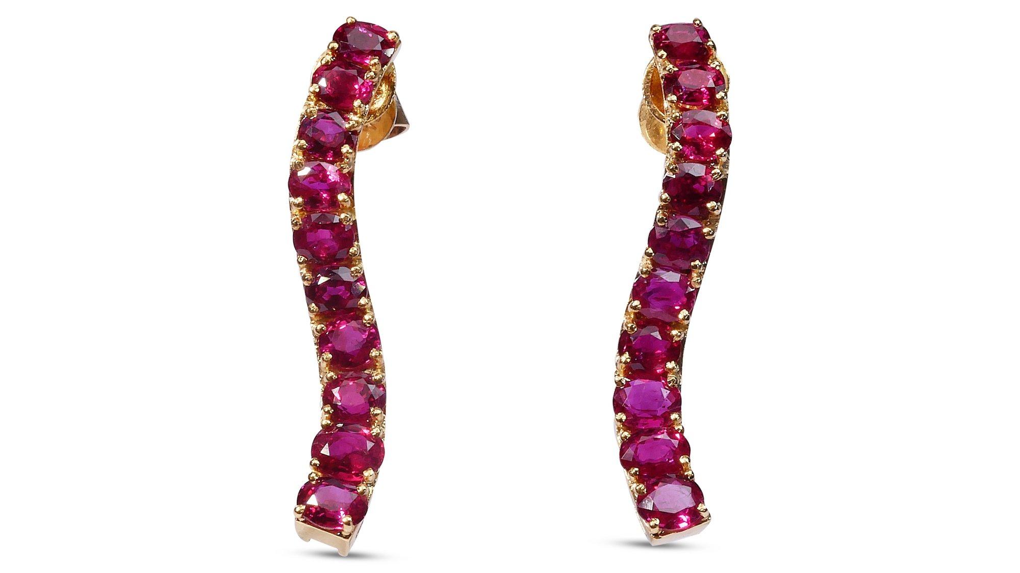 Stunning earring made from 18k yellow gold with 4.00 total carat of oval mixed cut rubies. This earring comes with an IGI report and a fancy box.

- 20 ruby main stones of 0.20 ct. each, total: 4.00 ct. 
Cut: Oval mixed cut
Color: Deep purple