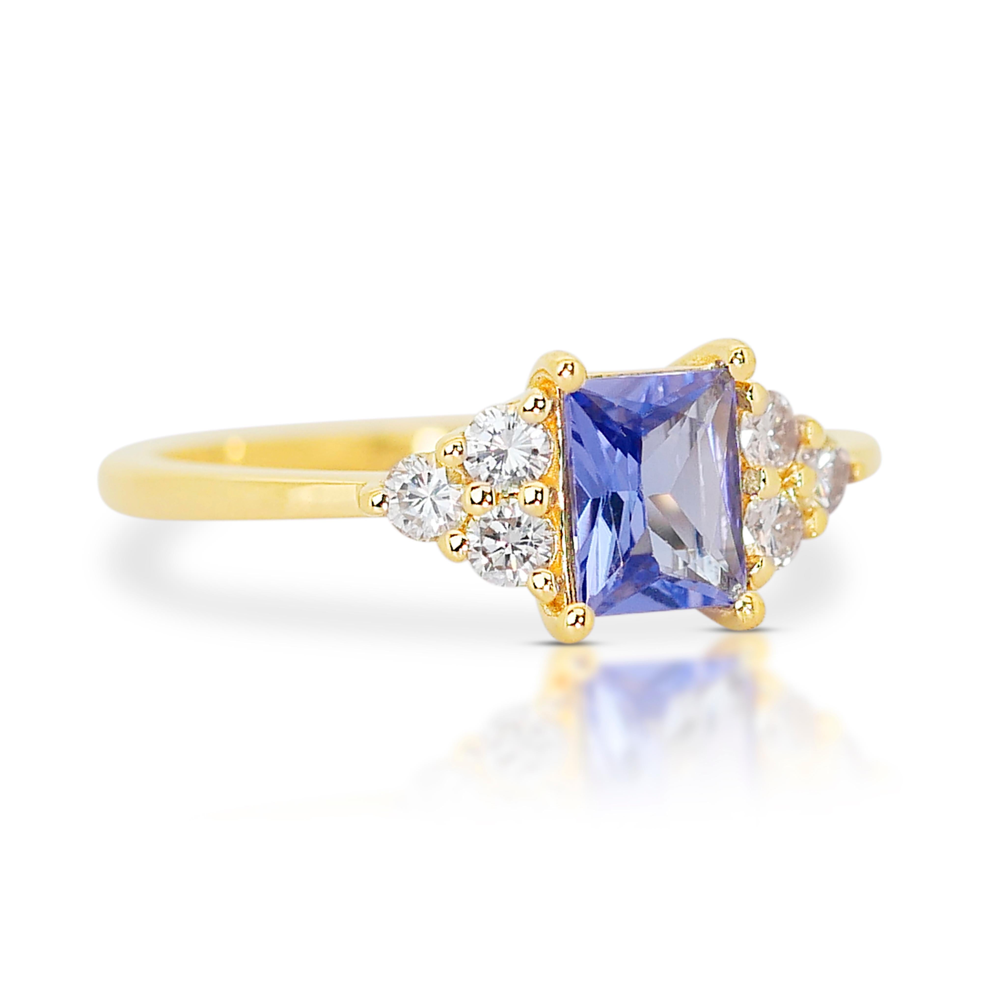 Elegant 18k Yellow Gold Tanzanite and Diamond Pave Ring w/1.00 ct -IGI Certified In New Condition For Sale In רמת גן, IL
