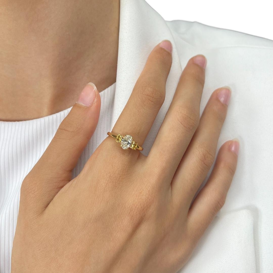 Exquisiter 1,12 Karat Diamanten 3-Stein-Ring aus 18 Karat Gelbgold - IGI-zertifiziert

Dieser exquisite 3-Stein-Ring aus 18 Karat Gelbgold präsentiert in seiner Mitte einen bemerkenswerten ovalen Diamanten von 0,72 Karat, der eine einzigartige Wärme