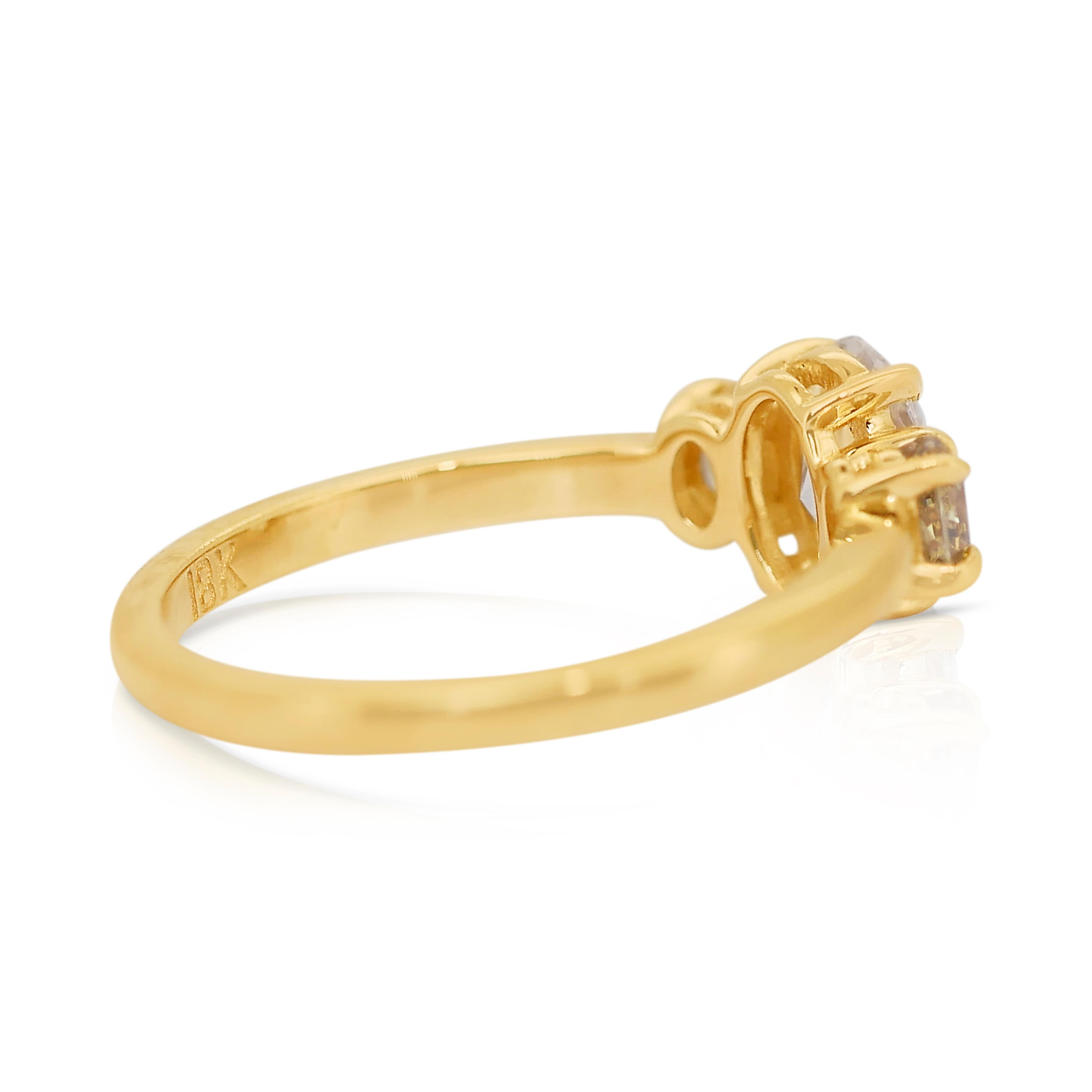 Exquisiter 1,12 Karat Diamanten 3-Stein-Ring aus 18 Karat Gelbgold - IGI-zertifiziert im Zustand „Neu“ in רמת גן, IL
