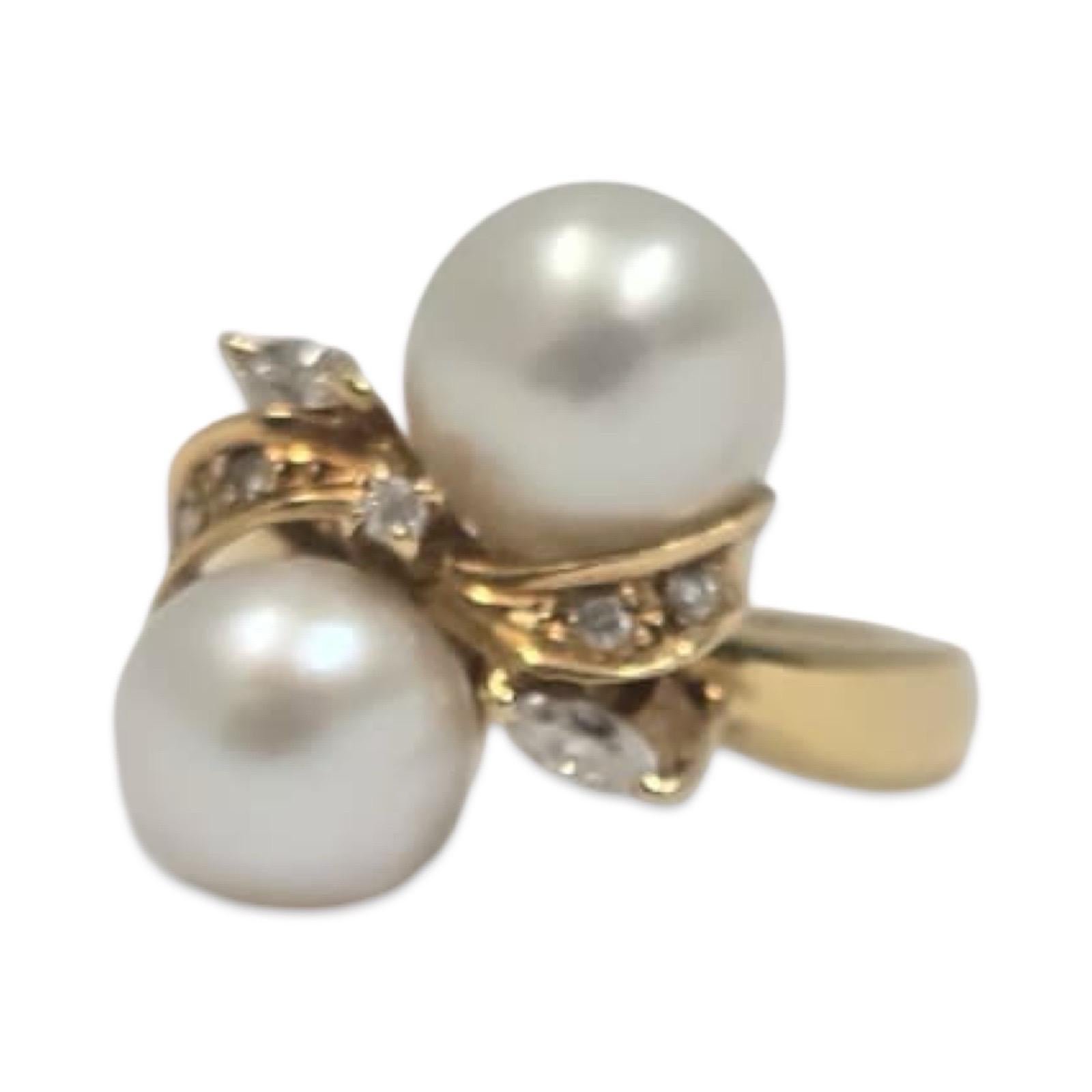 Taille ronde Elegant anneau de contournement en or jaune 18K à deux perles et diamants en vente