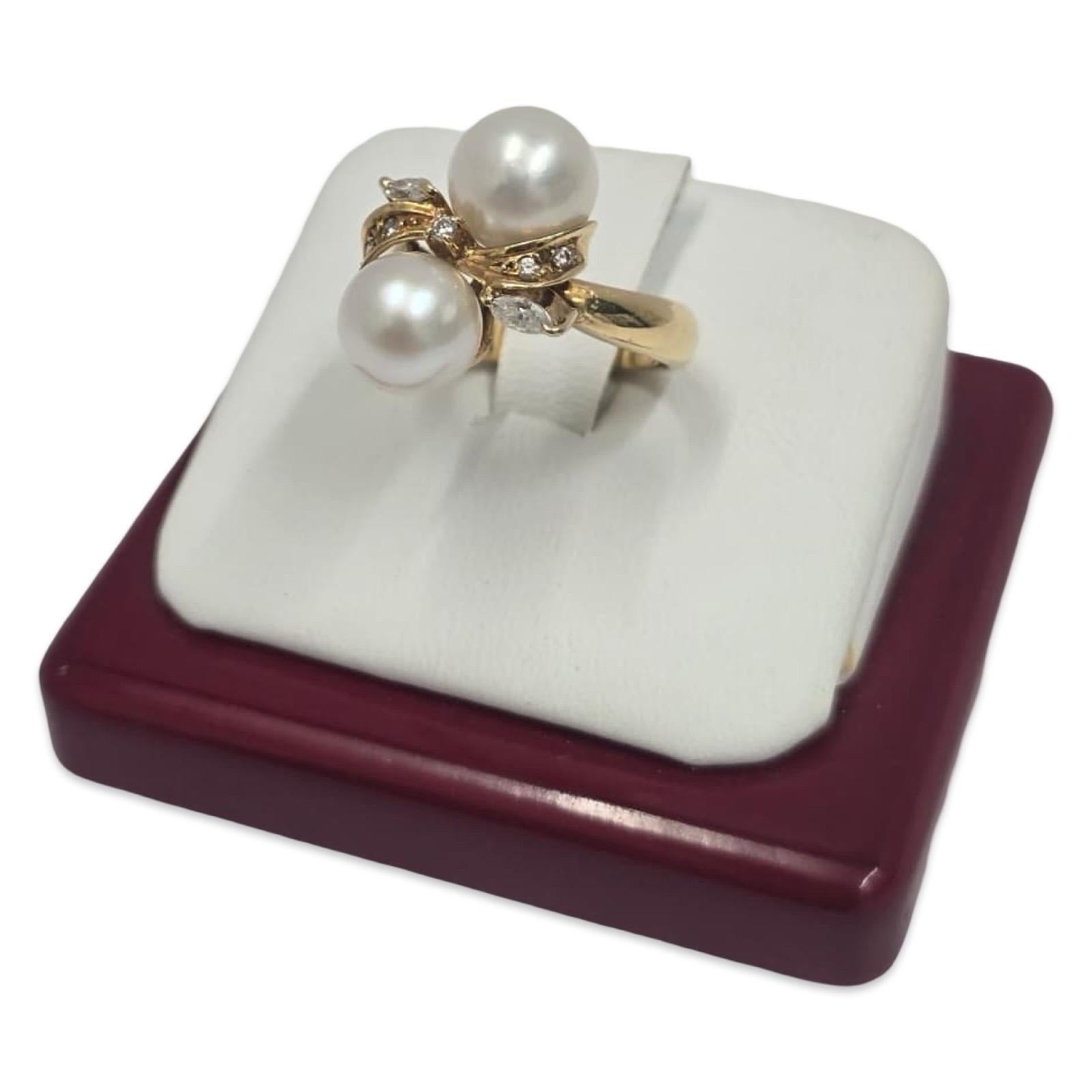 Elegant anneau de contournement en or jaune 18K à deux perles et diamants Excellent état - En vente à Miami, FL