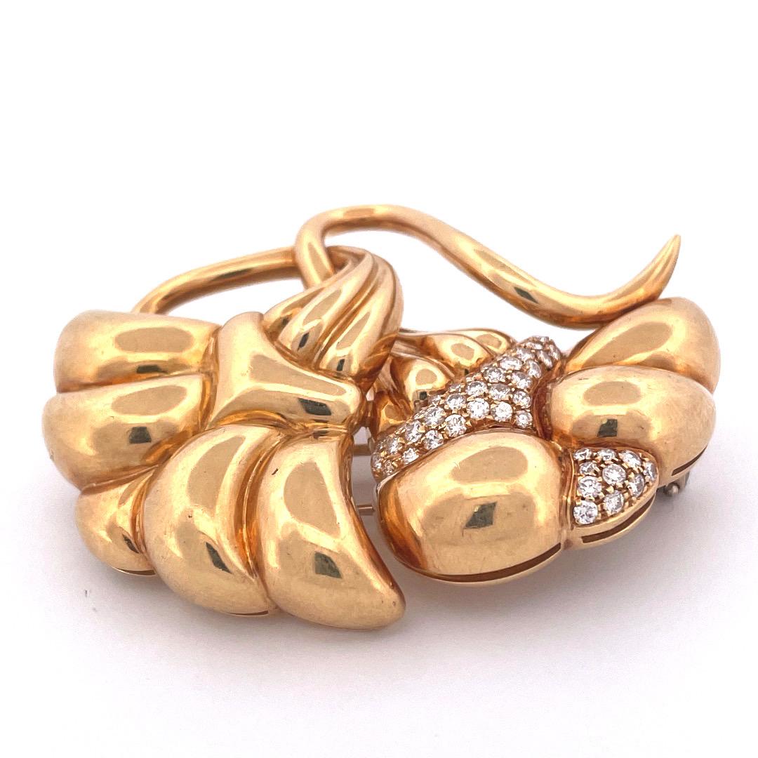 Round Cut Elegant 18K Yellow Gold Twisted Flower Brooch For Sale