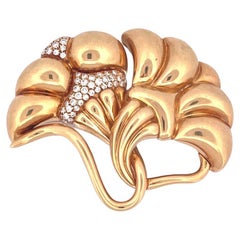 Broche élégante à fleurs torsadées en or jaune 18 carats