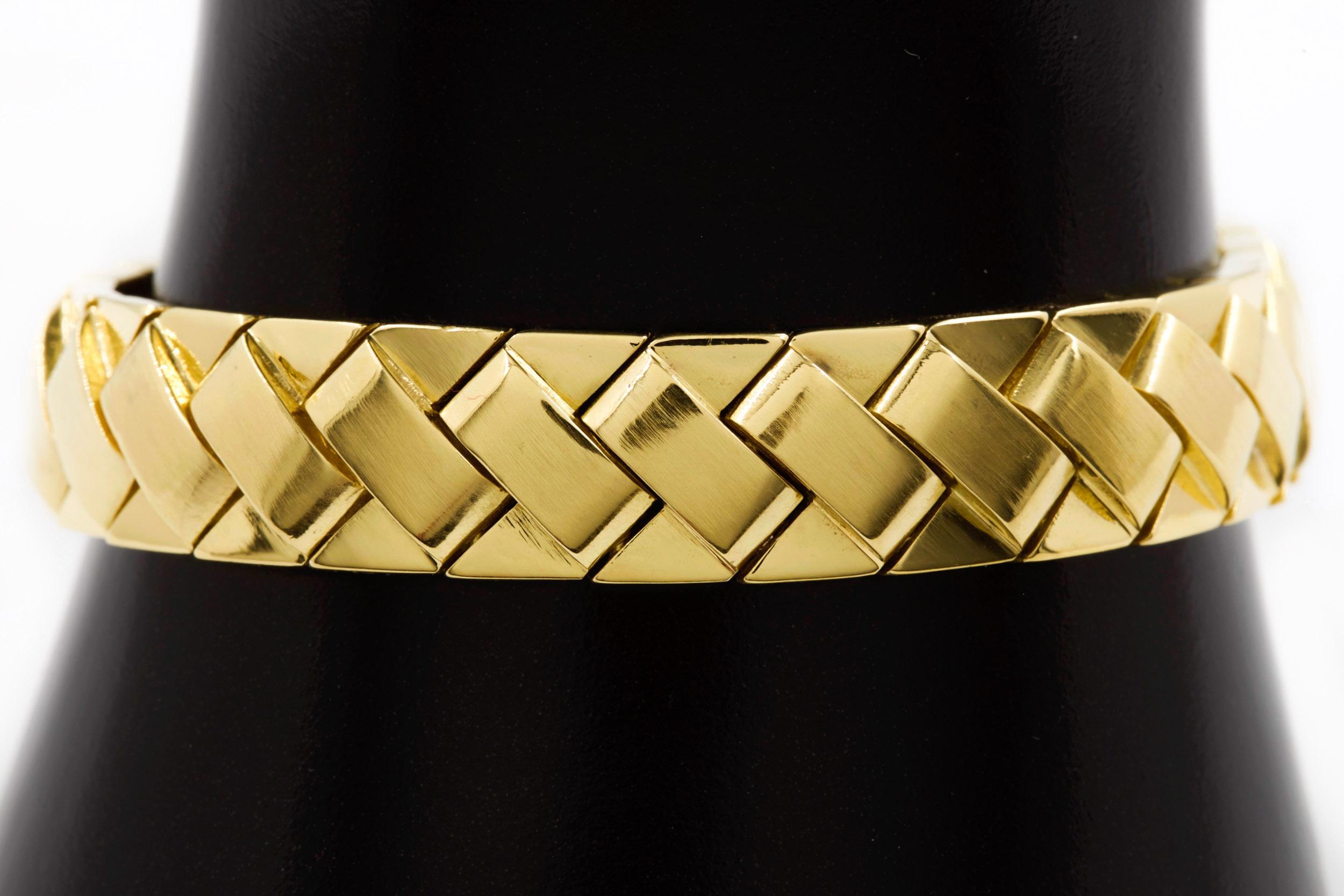 Elegant 18-Karat Gold Woven Strap Bracelet with 65 Diamonds and 4 Sapphires For Sale 9