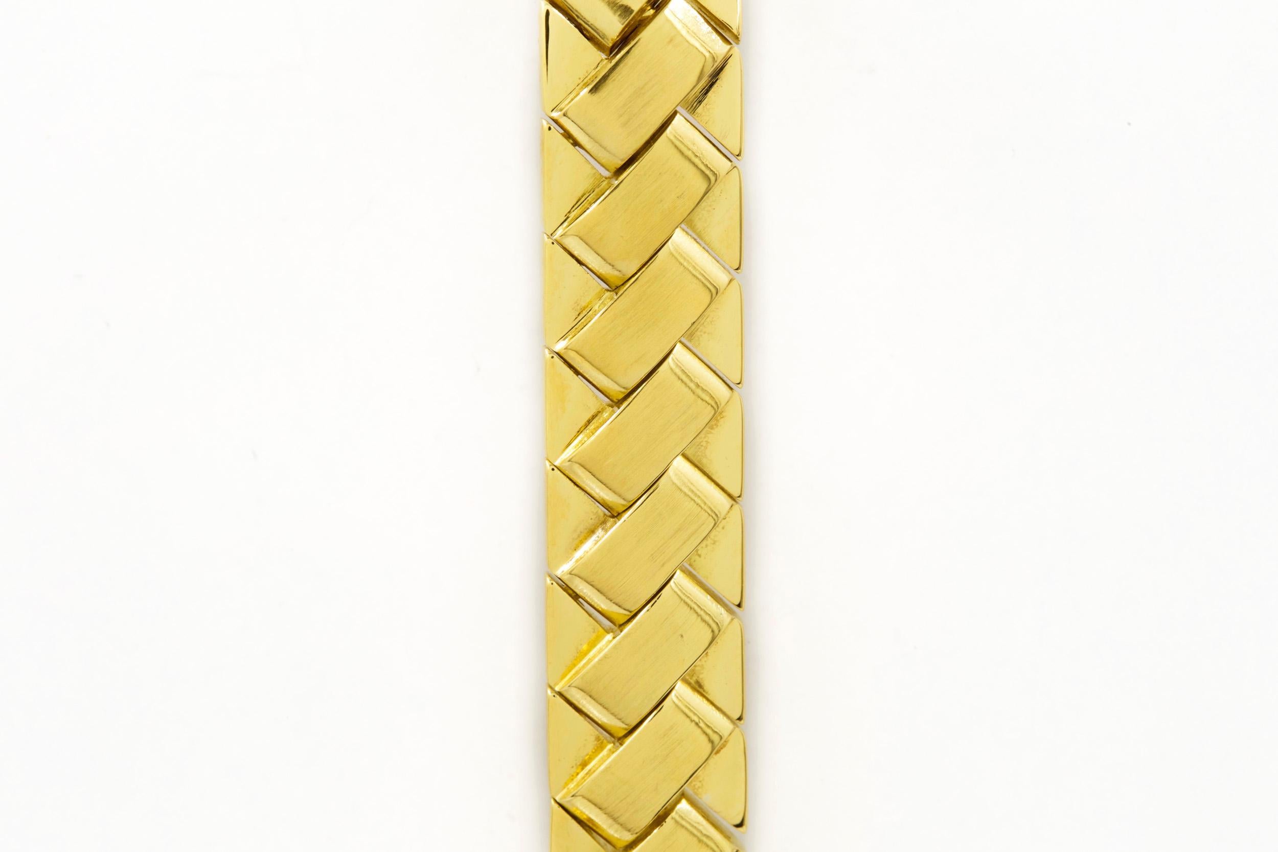 Elegant 18-Karat Gold Woven Strap Bracelet with 65 Diamonds and 4 Sapphires For Sale 1
