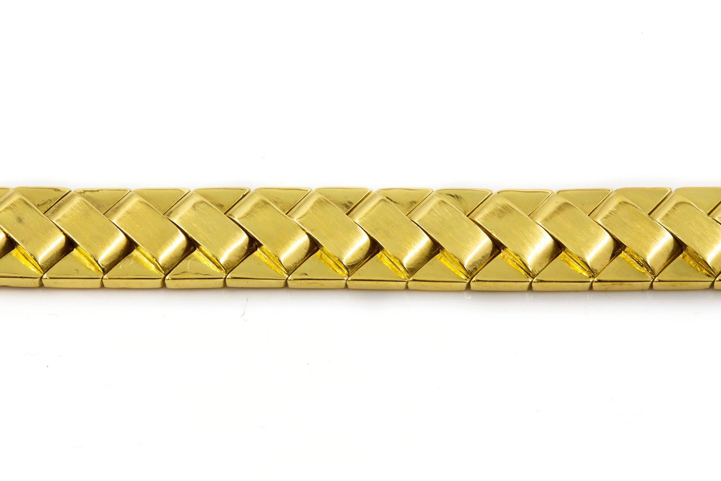 Elegant 18-Karat Gold Woven Strap Bracelet with 65 Diamonds and 4 Sapphires For Sale 4