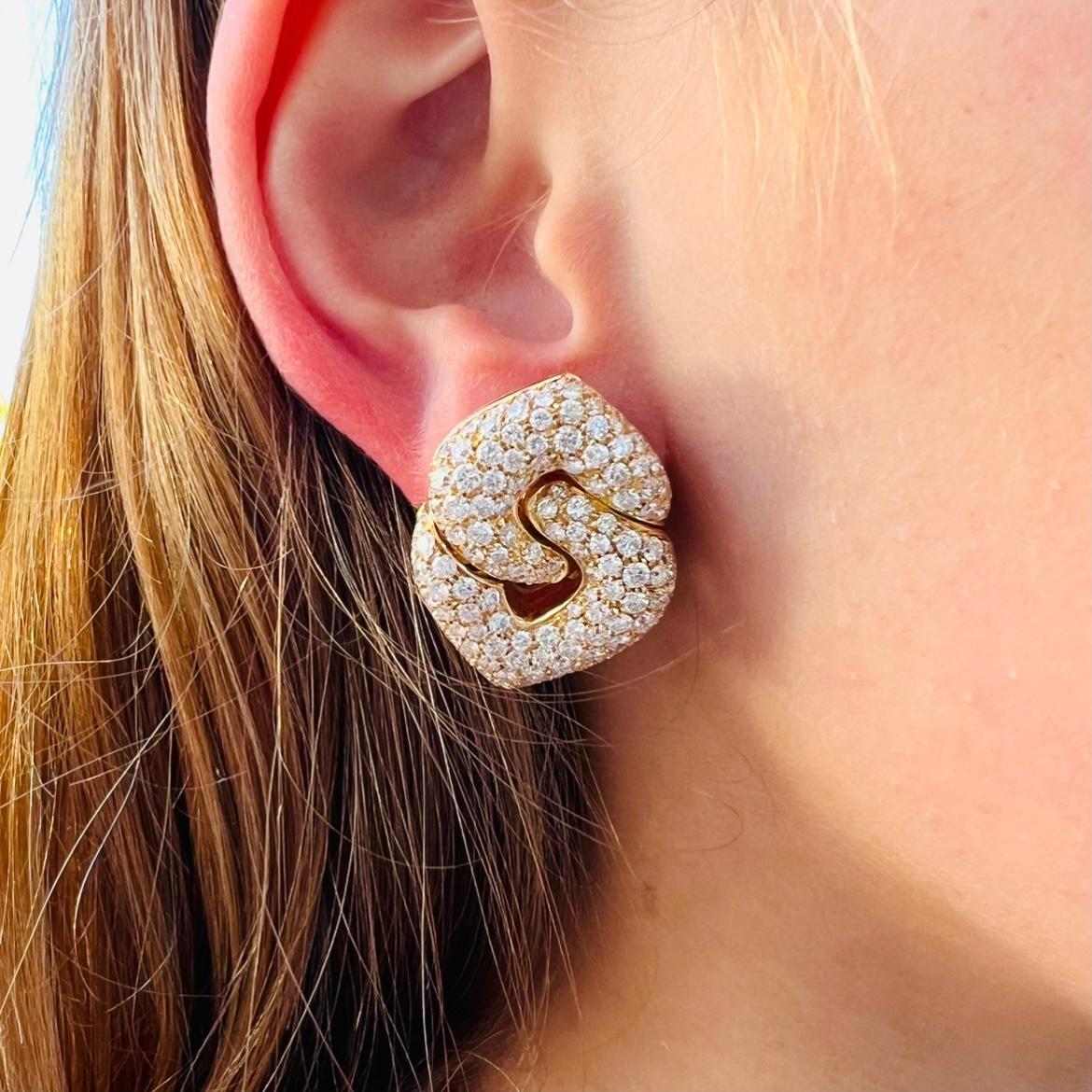 Round Cut Elegant 18kt Diamond Drop Earrings For Sale