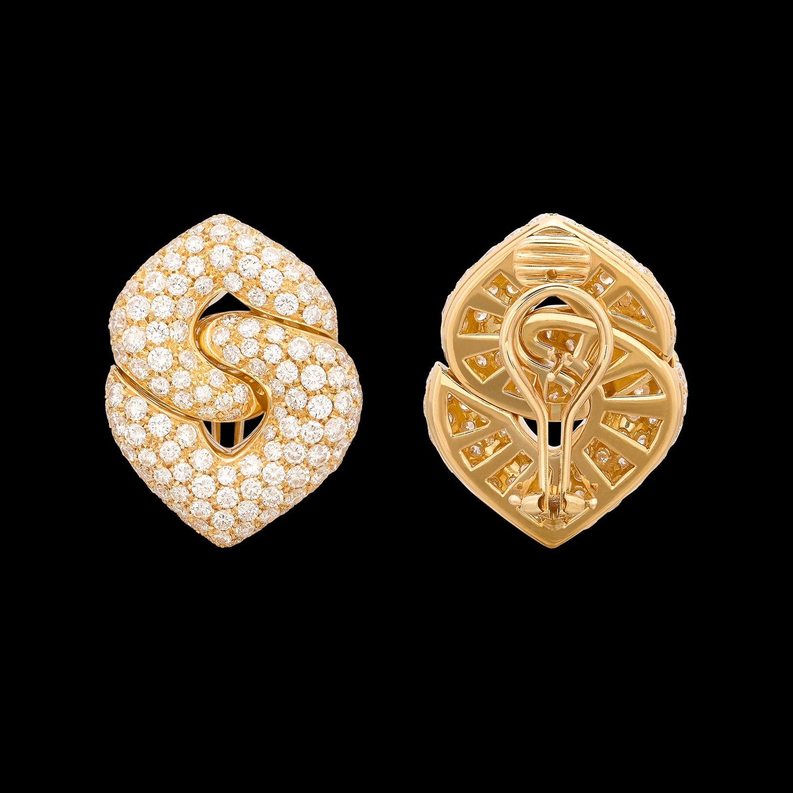 Elegant 18kt Diamond Drop Earrings For Sale 1