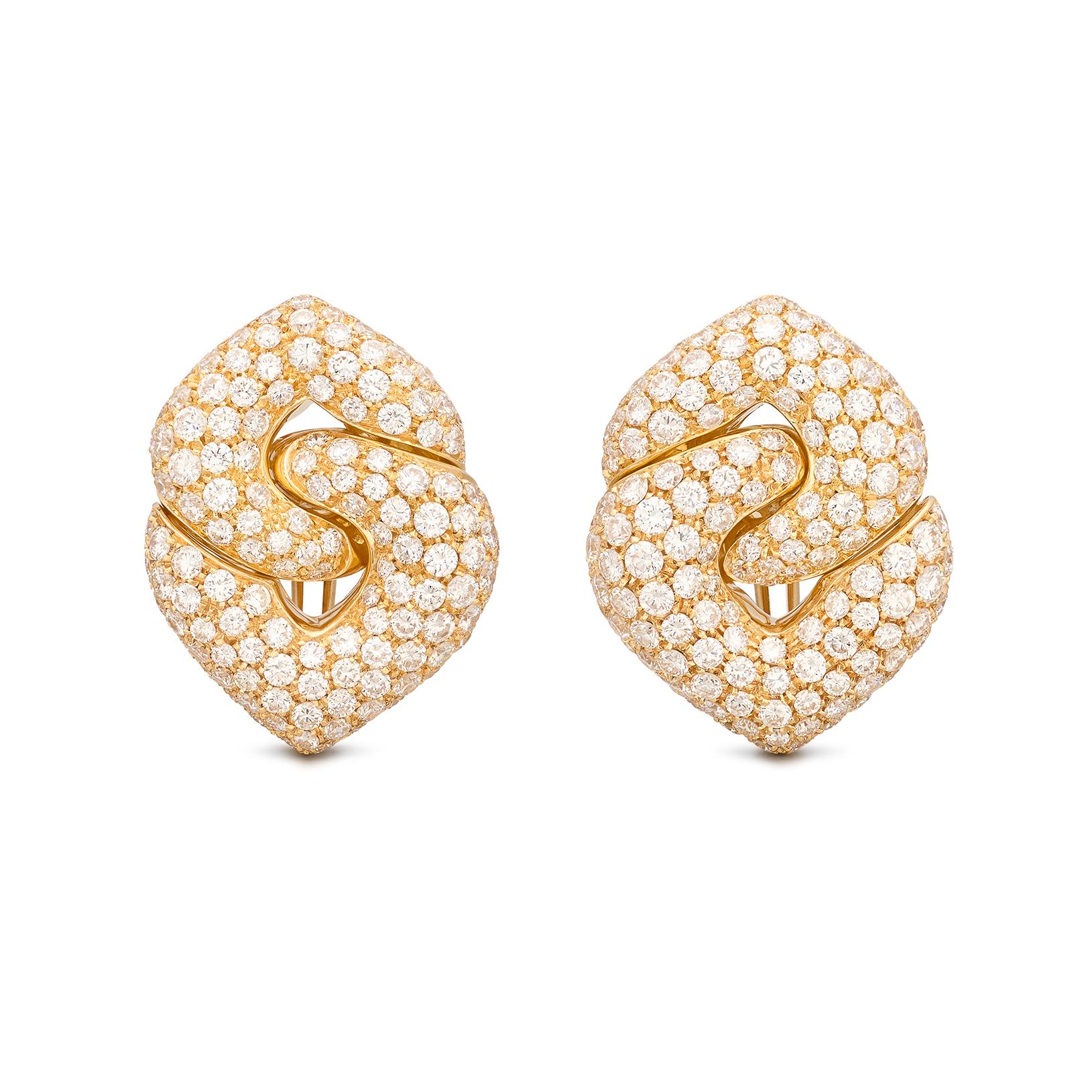 Elegant 18kt Diamond Drop Earrings For Sale 2