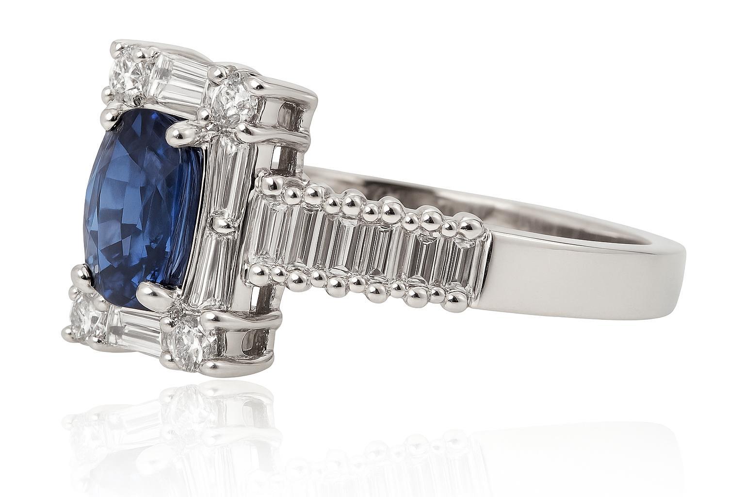 Elegante Anillo de Zafiro y Diamantes en Oro Blanco de 18 Kts - Talla 6 Corte oval en venta