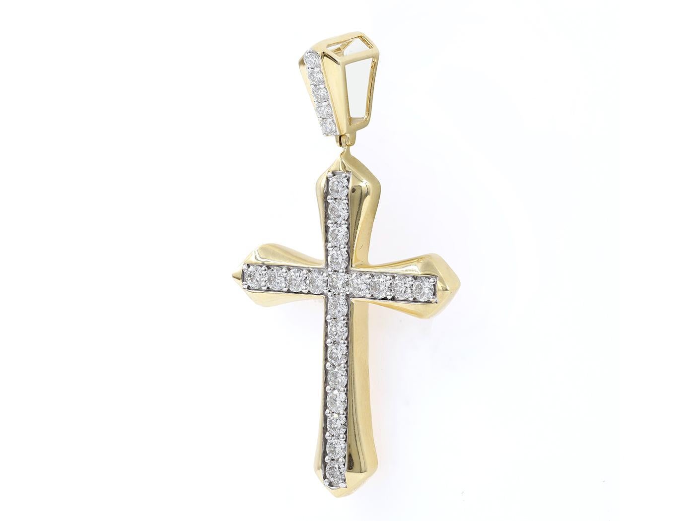 Questo squisito ciondolo a forma di croce in oro giallo 18KT è splendidamente incastonato con diamanti rotondi taglio brillante, per mostrare un'eleganza senza tempo e una grazia spirituale. Realizzato con precisione e certificato dall'IGI, è una