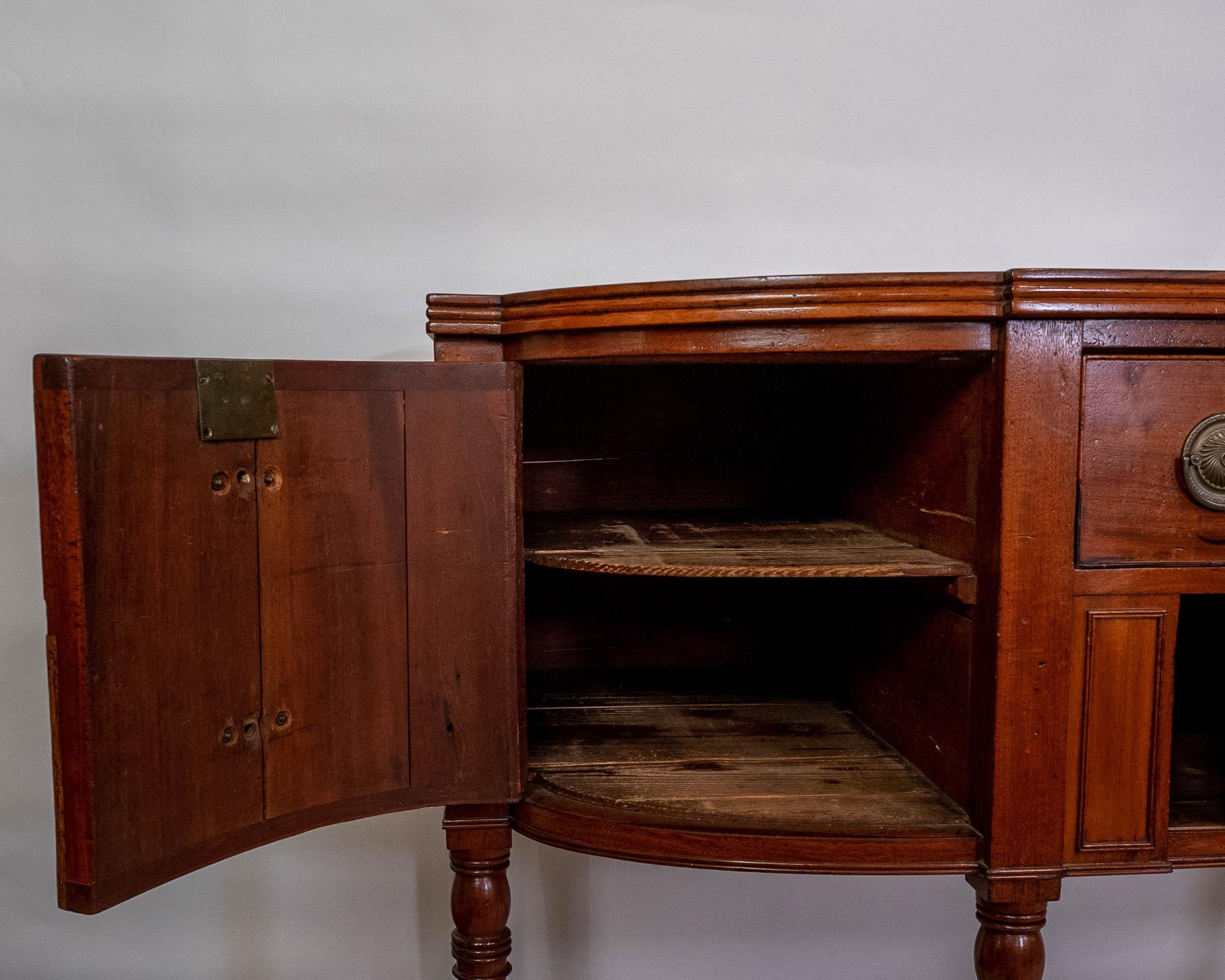 Elegant 18th Century Bow Front English Mahogany Hepplewhite Style Sideboard For Sale 6